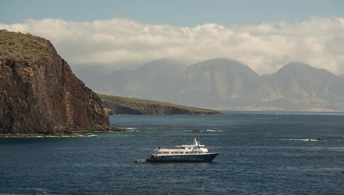 Hawaiian Island, ferry, deep blue waters, SD Desktop Wallpaper