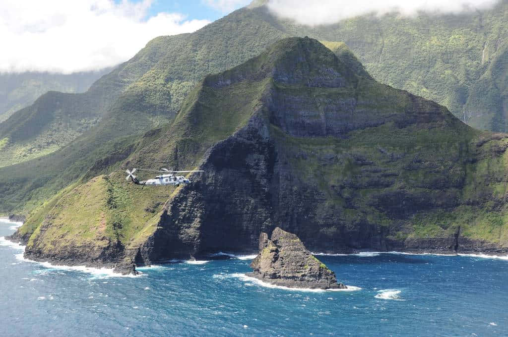 Hawaiian Island, white helicopter, grassy cliff, SD Desktop Wallpaper