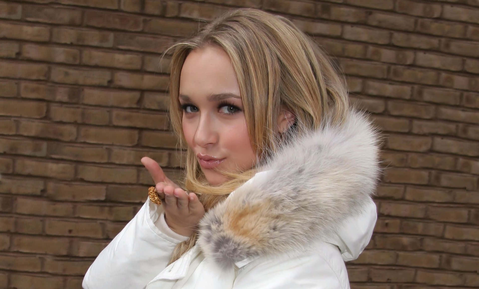 Hayden Panettiere, white fur-lined coat, brick wall background, HD Desktop Wallpaper
