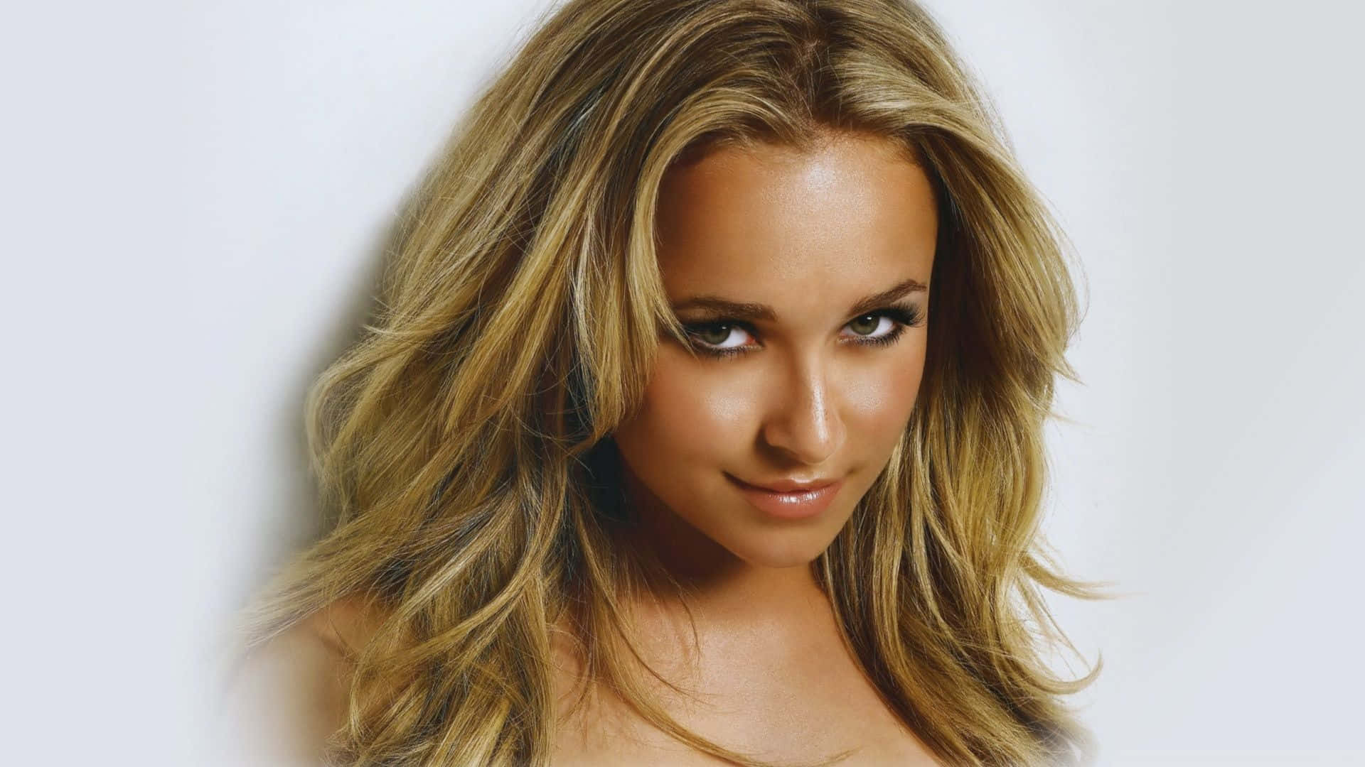 Hayden Panettiere, wavy blonde hair, gentle smile, Full HD Desktop Wallpaper