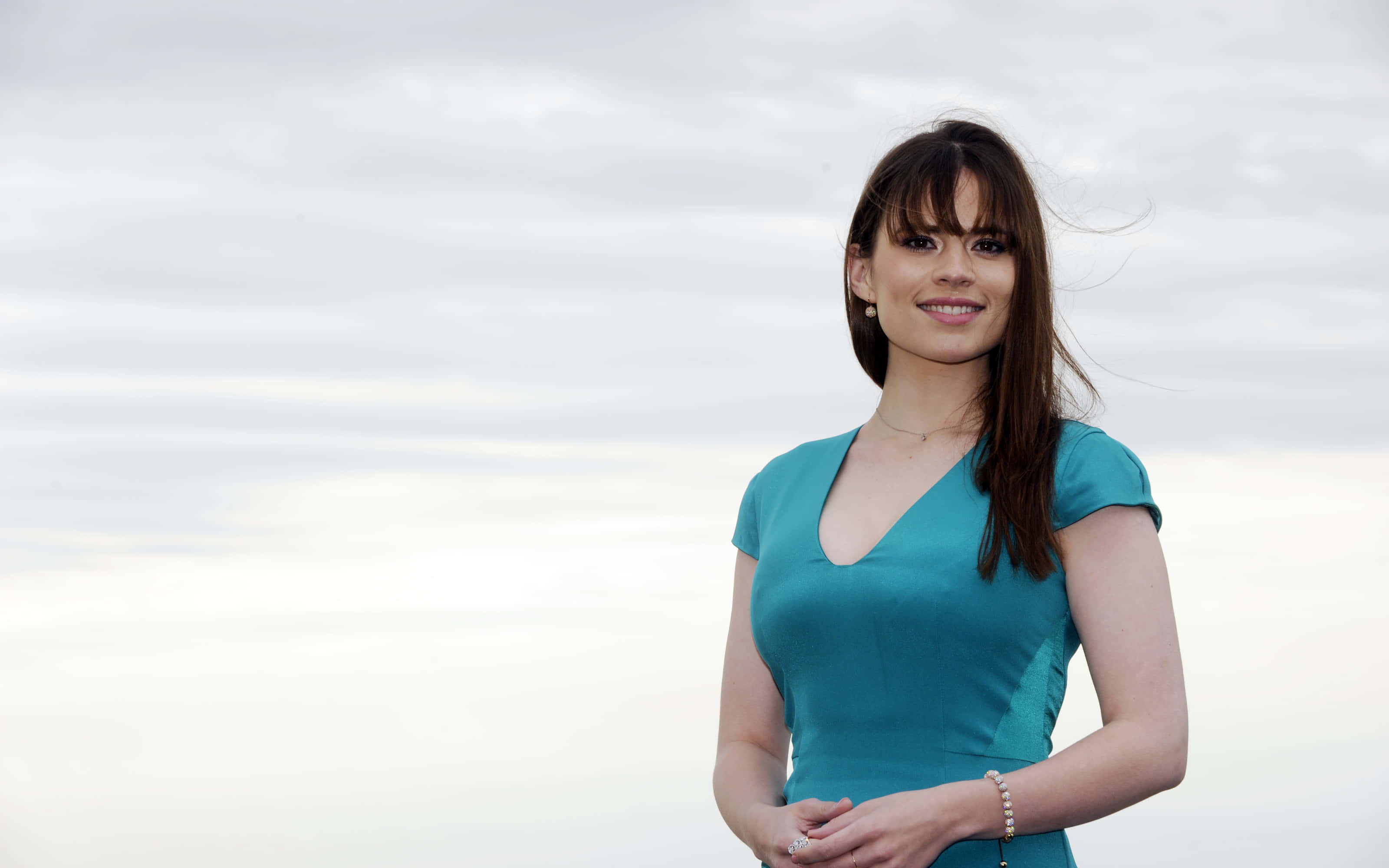 Hayley Atwell, teal dress, soft overcast sky, 2K Desktop Wallpaper