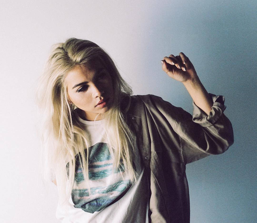 Hayley Kiyoko, platinum blonde hair, gradient blue and white wall, SD Desktop Wallpaper