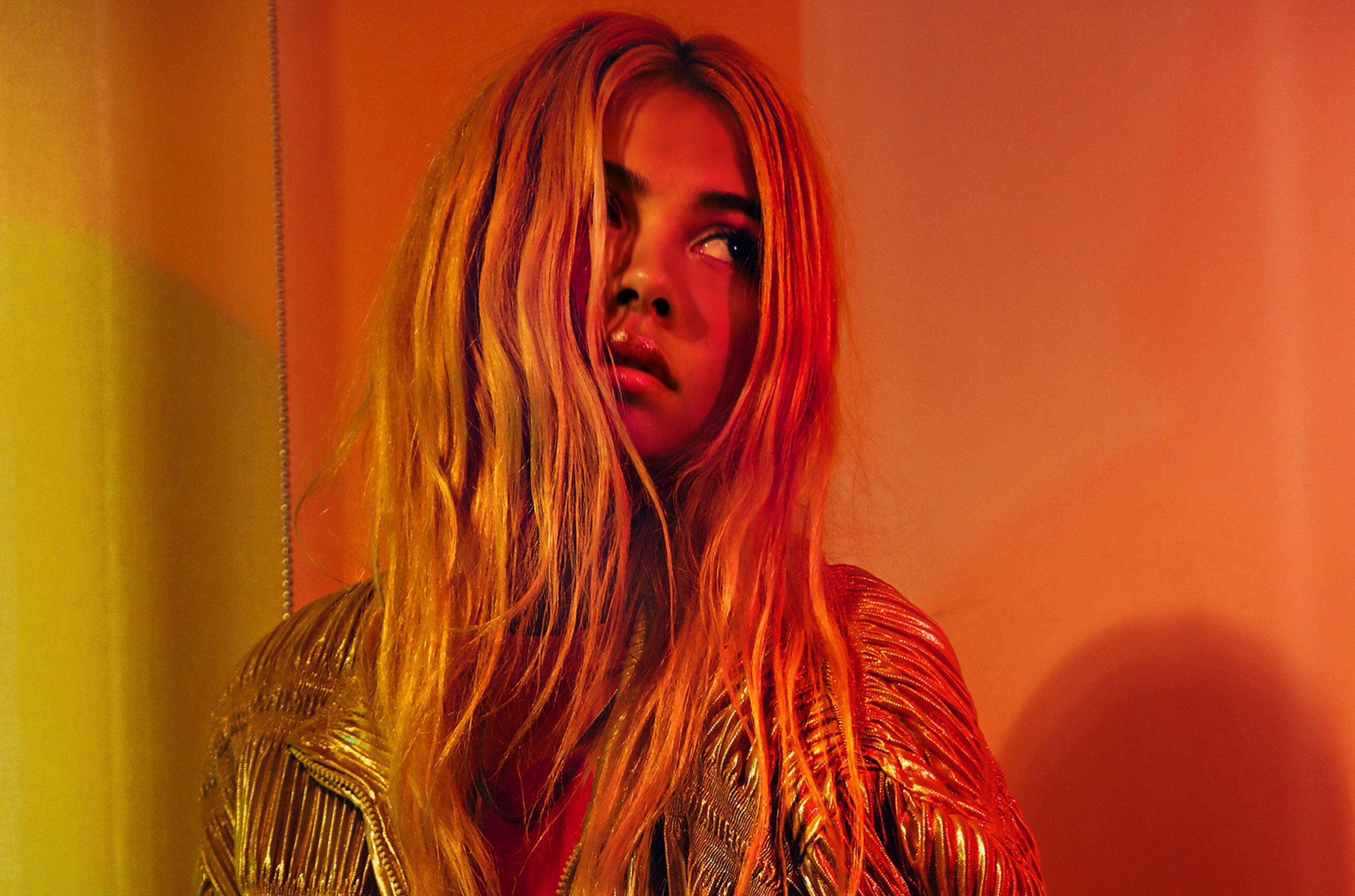 Hayley Kiyoko, sunset vibes, tousled blonde hair, 2K Desktop Wallpaper