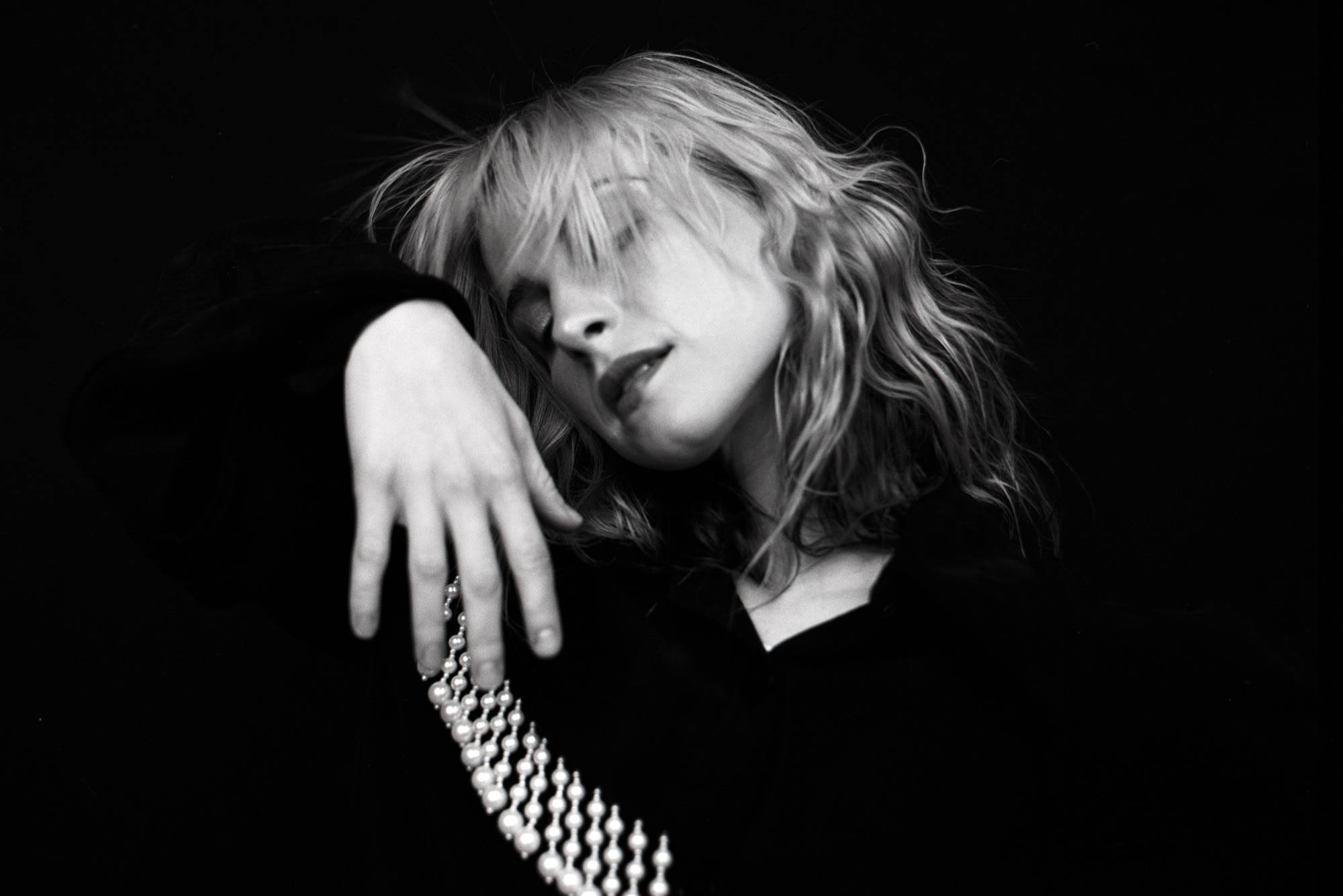 Hayley Williams, tousled blonde hair, beaded necklace, Full HD Desktop Wallpaper