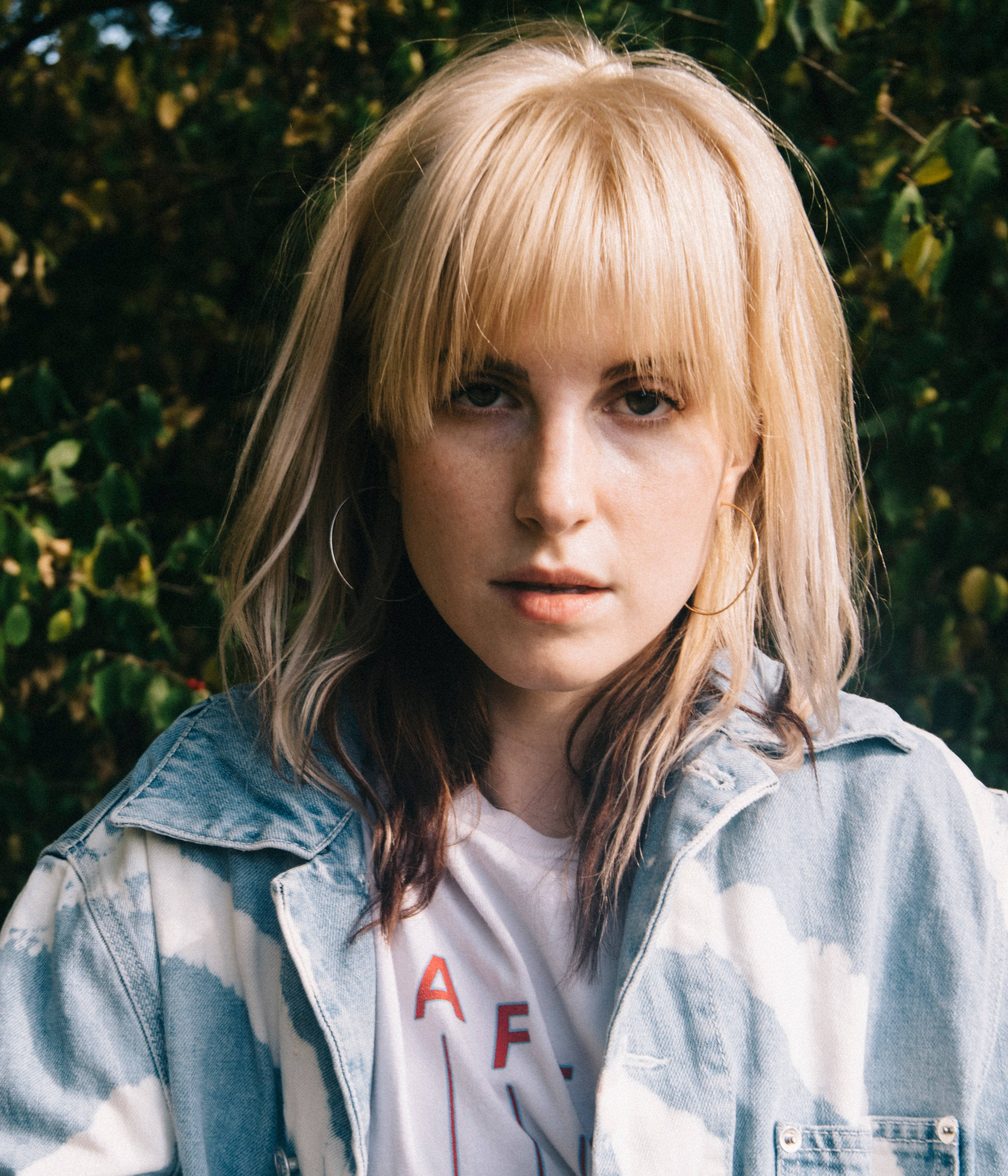 Hayley Williams, tie-dye denim jacket, hoop earrings, 2K Phone Wallpaper
