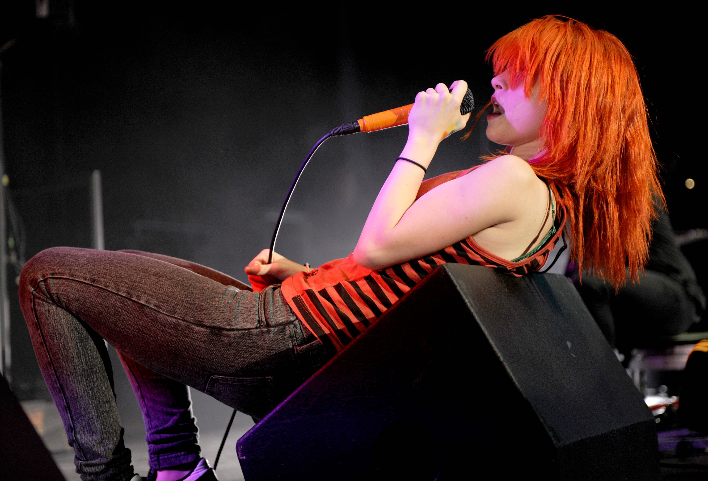 Hayley Williams, rock concert, vibrant orange-haired, 2K Desktop Wallpaper