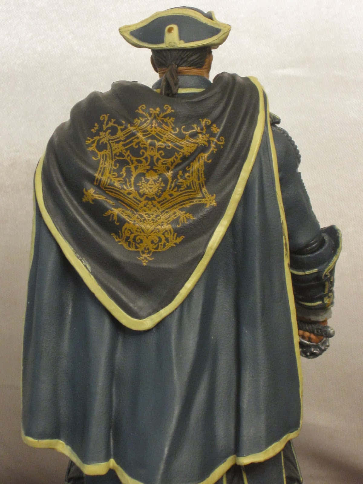 Haytham Kenway, dark blue coat, gold trim, HD Phone Wallpaper