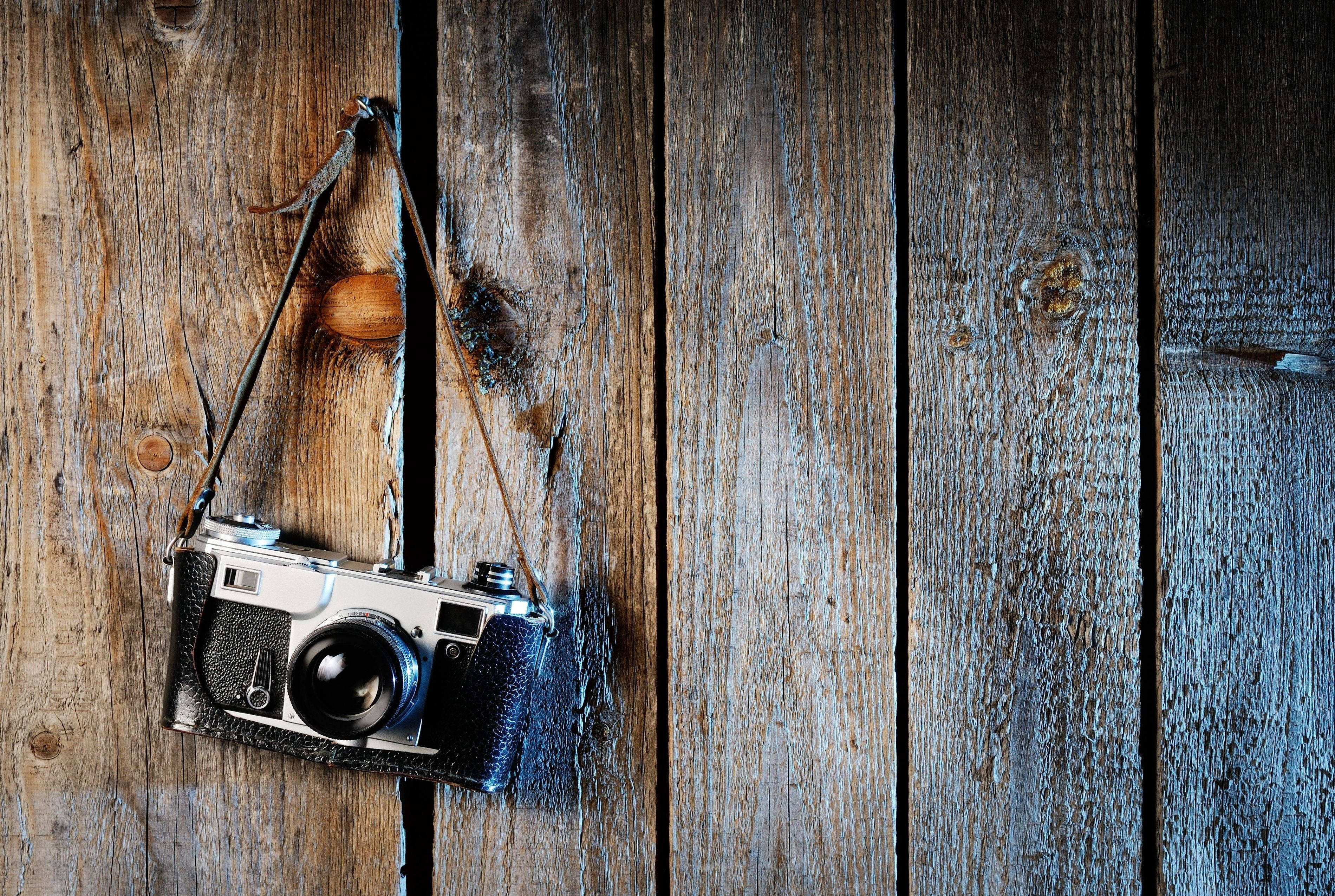 HD Camera, wooden plank wall, leather strap, 2K Desktop Wallpaper