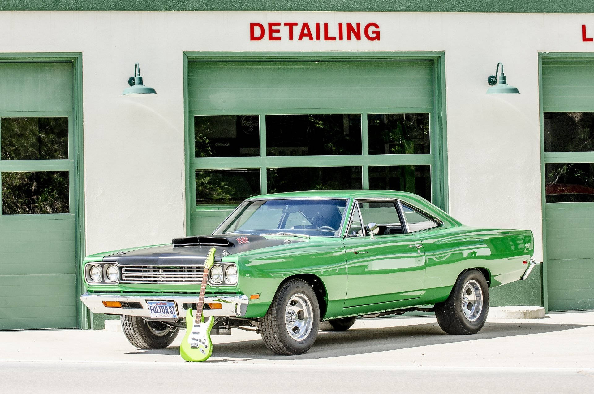 green guitar, classic muscle car, detailing garage, Full HD Desktop Wallpaper
