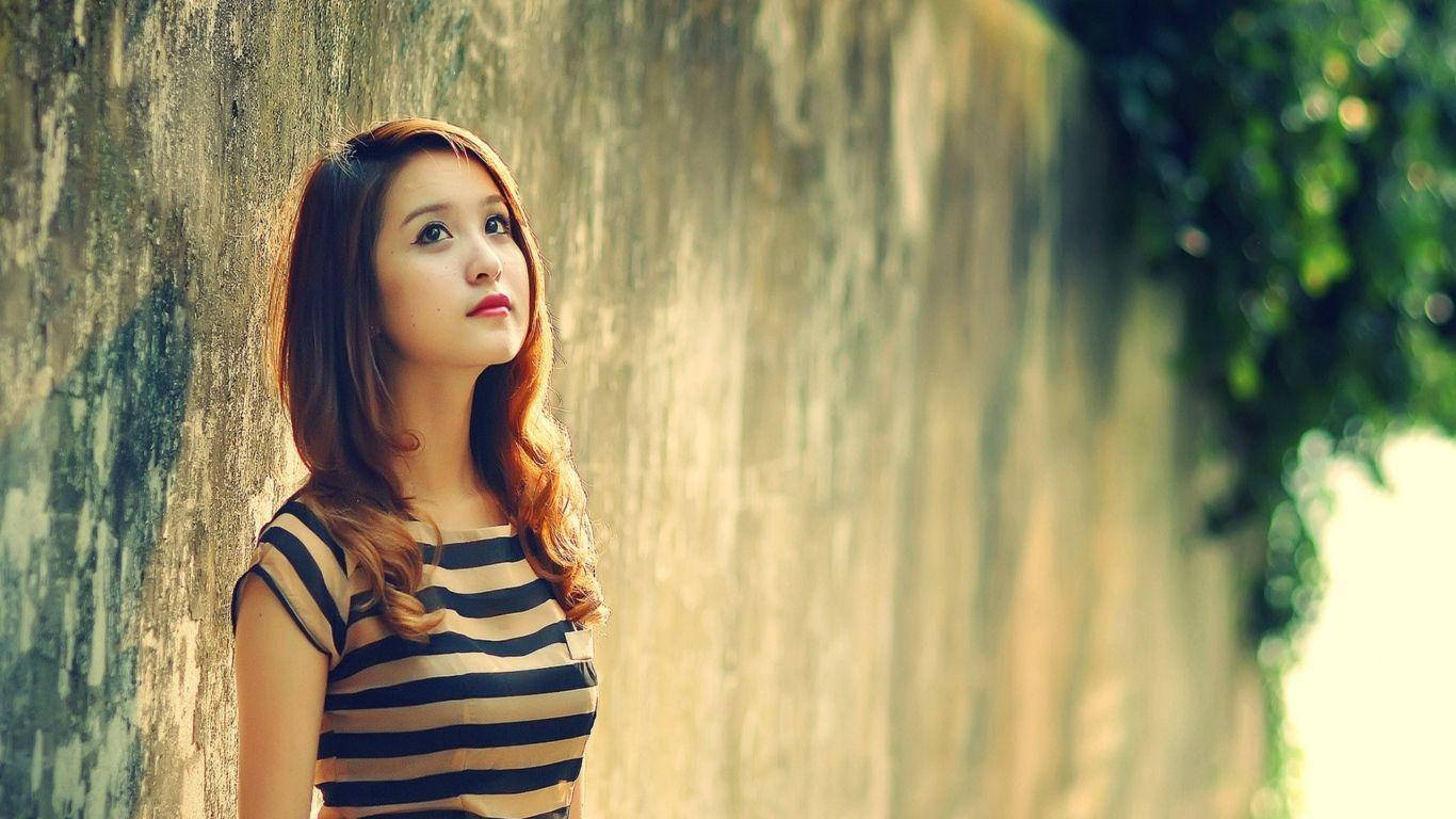 HD Girl, look up pose, striped top, HD Desktop Wallpaper