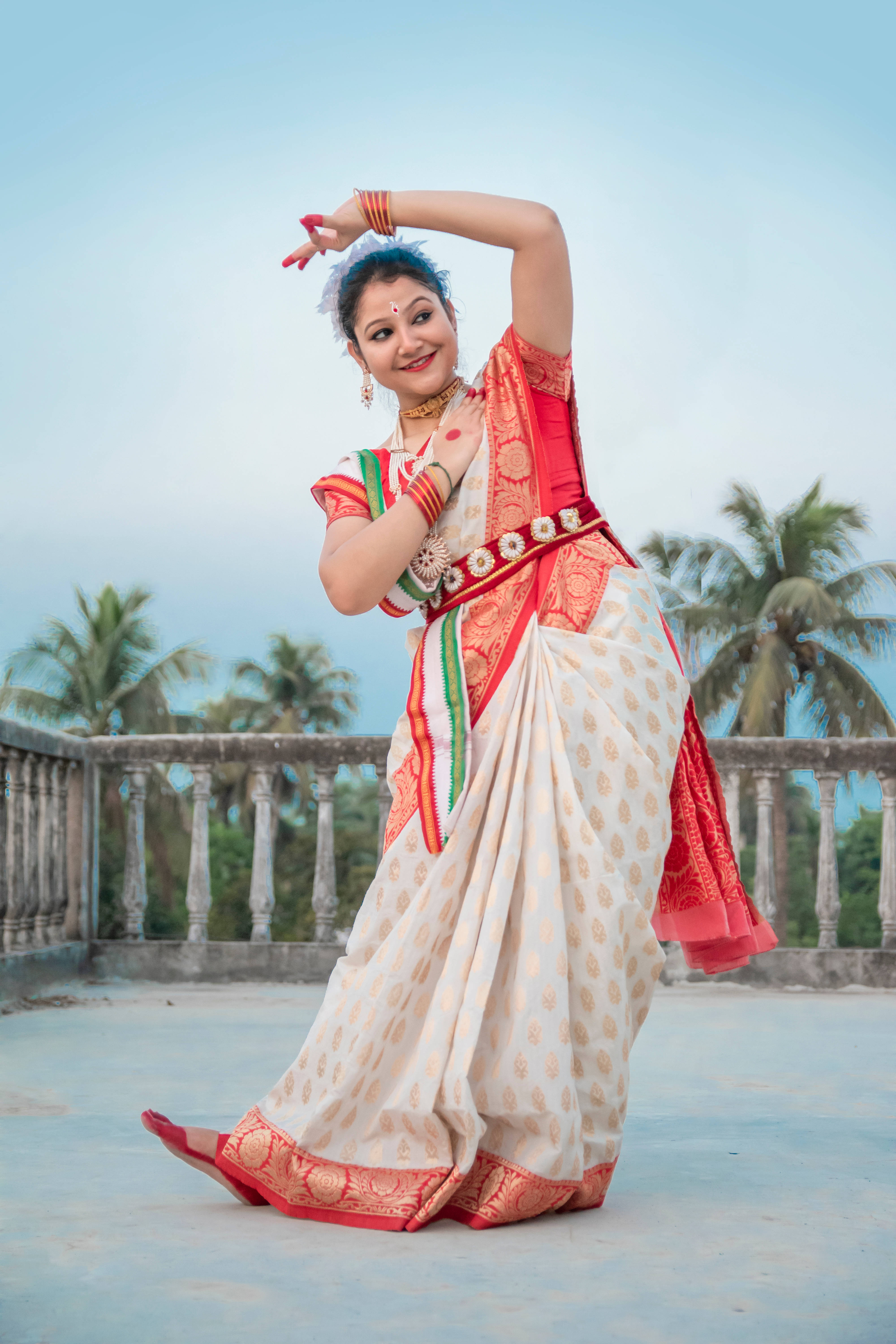HD Girl, Indian dance, vibrant red and cream saree, 5K Phone Wallpaper