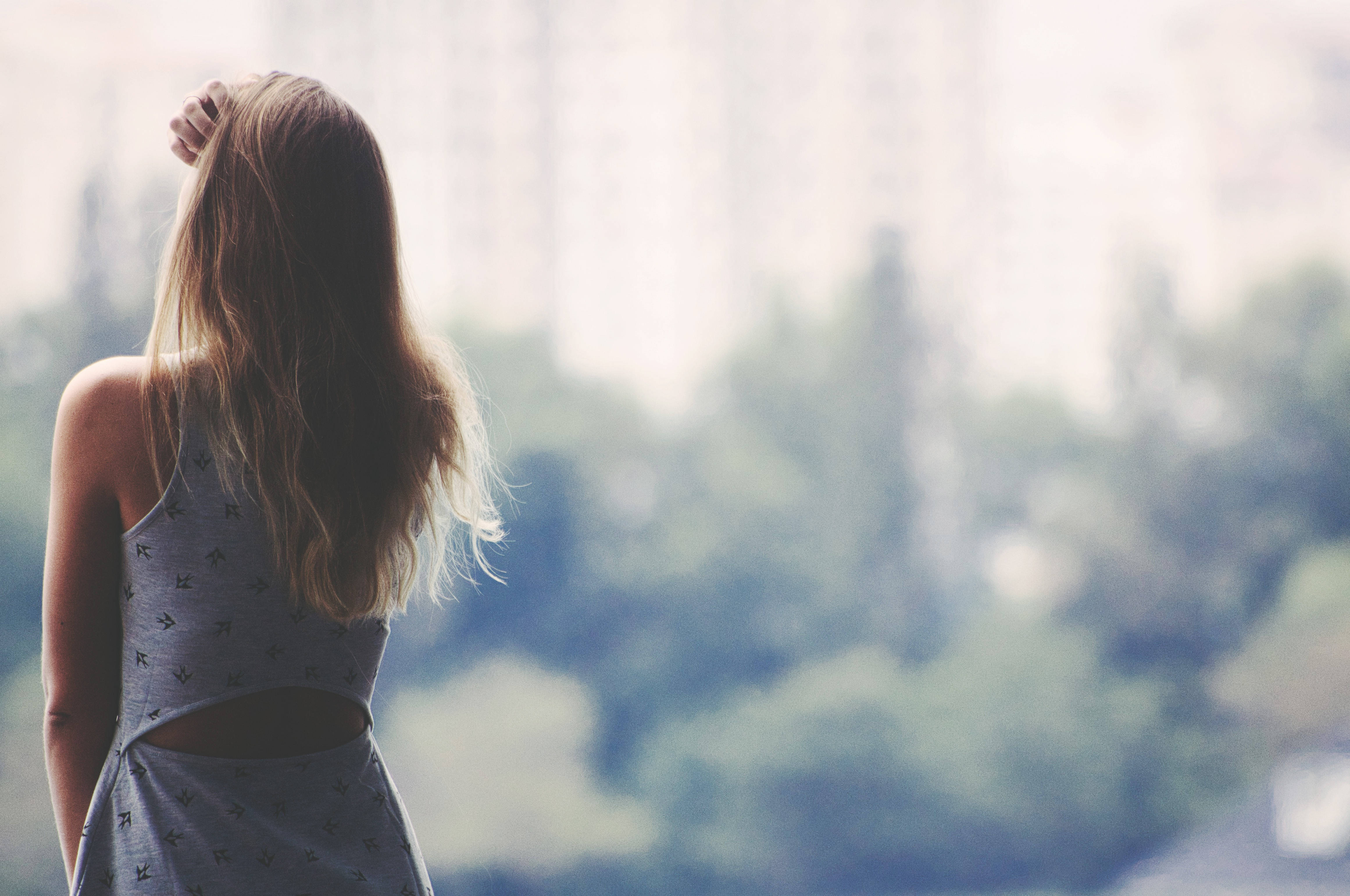 HD Girl, long hair, blurred urban landscape, 4K Desktop Wallpaper