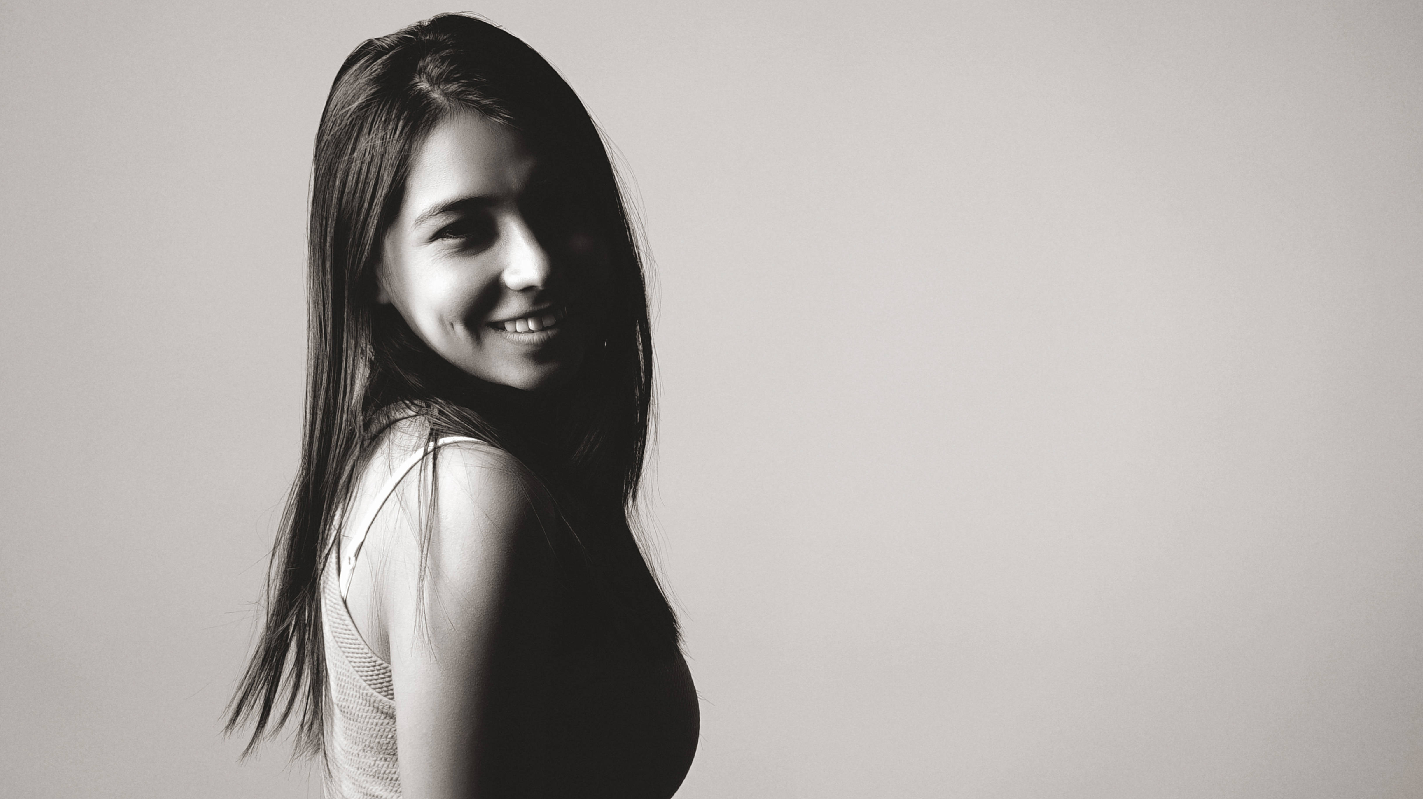 HD Girl, joyful smile, long dark hair, 4K Desktop Wallpaper