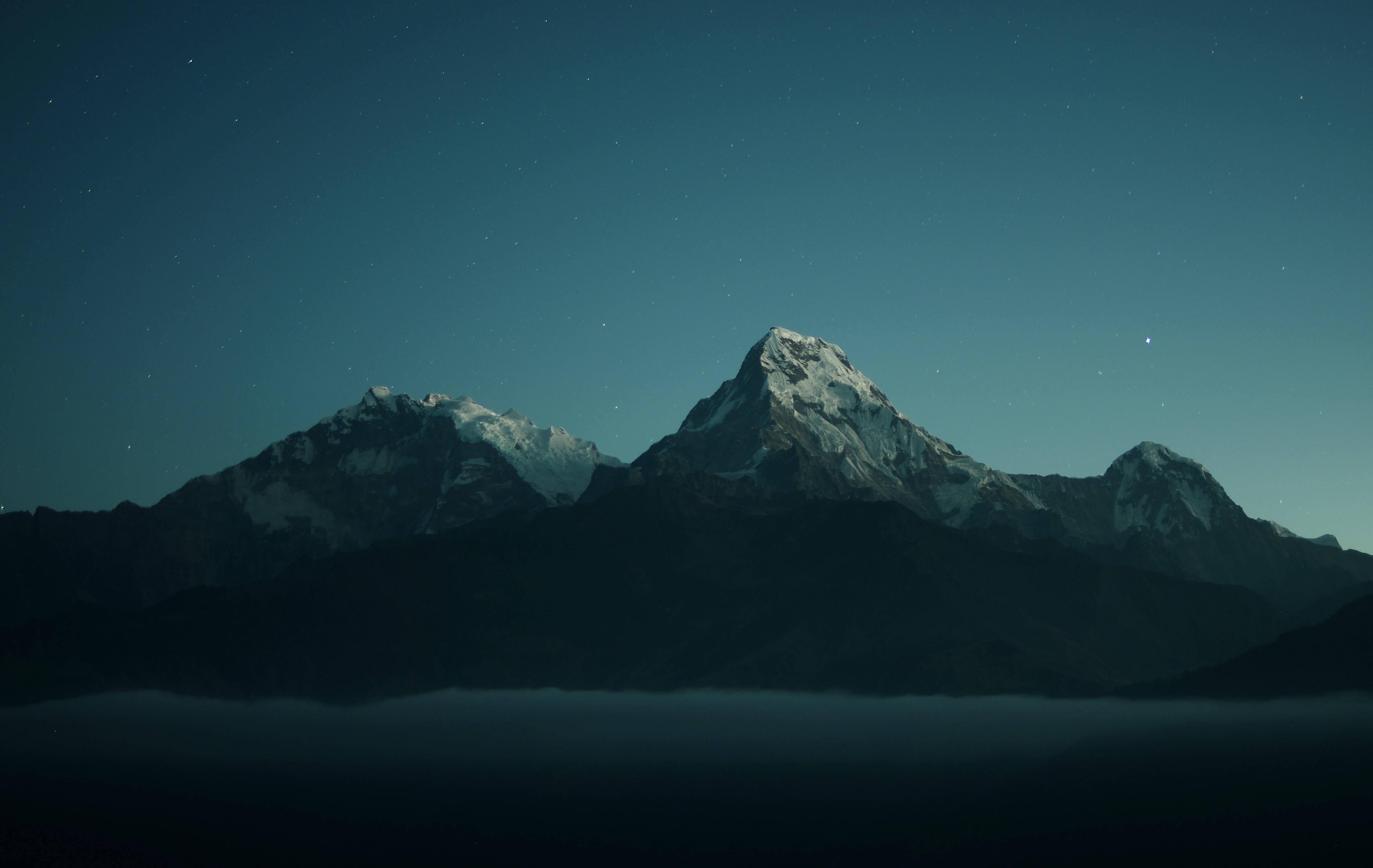 snow-capped mountain peaks, starry night sky, sea of mist, 4K Desktop Wallpaper