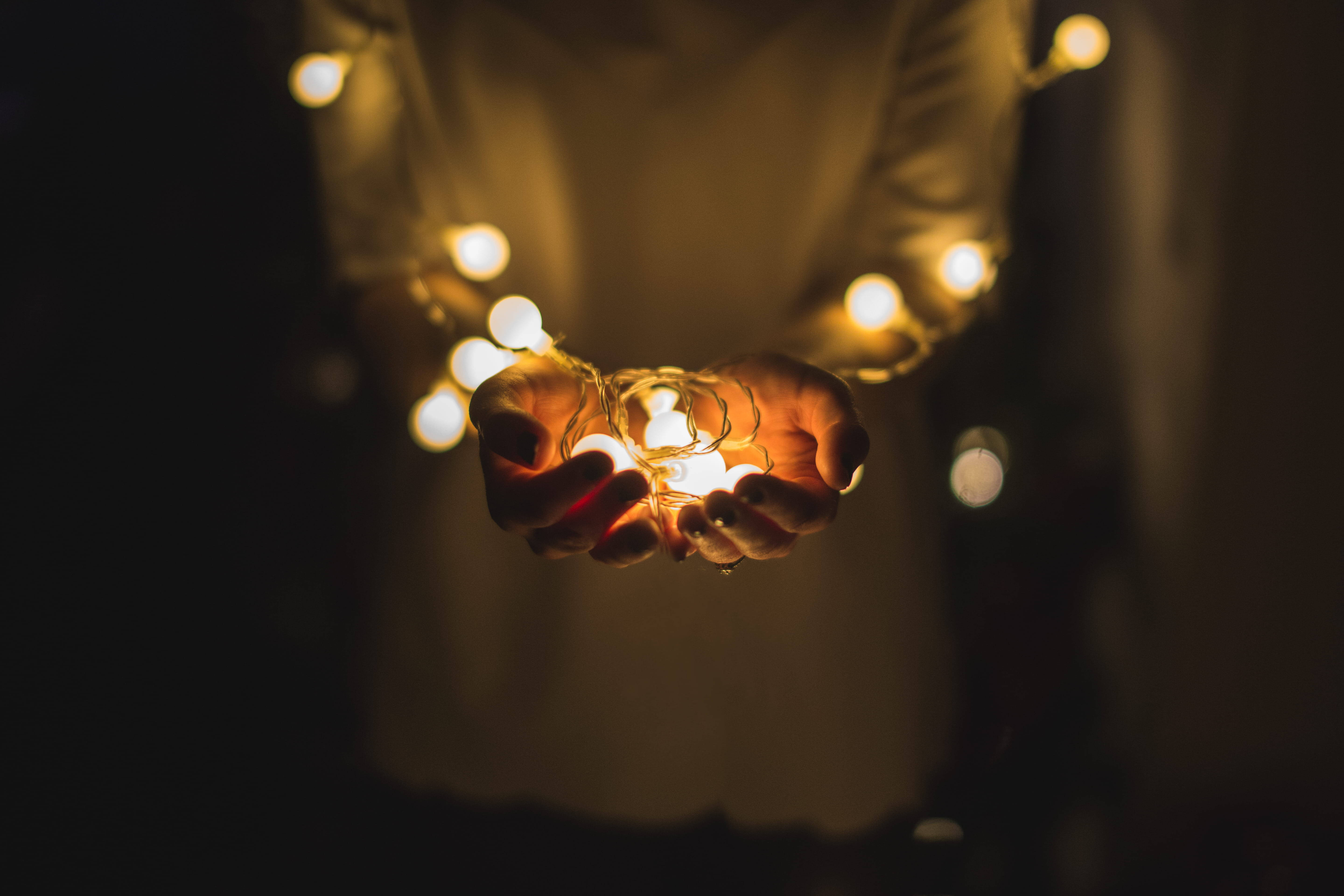 Hand Yellow HD Light, fairy lights, dark background, 5K Desktop Wallpaper