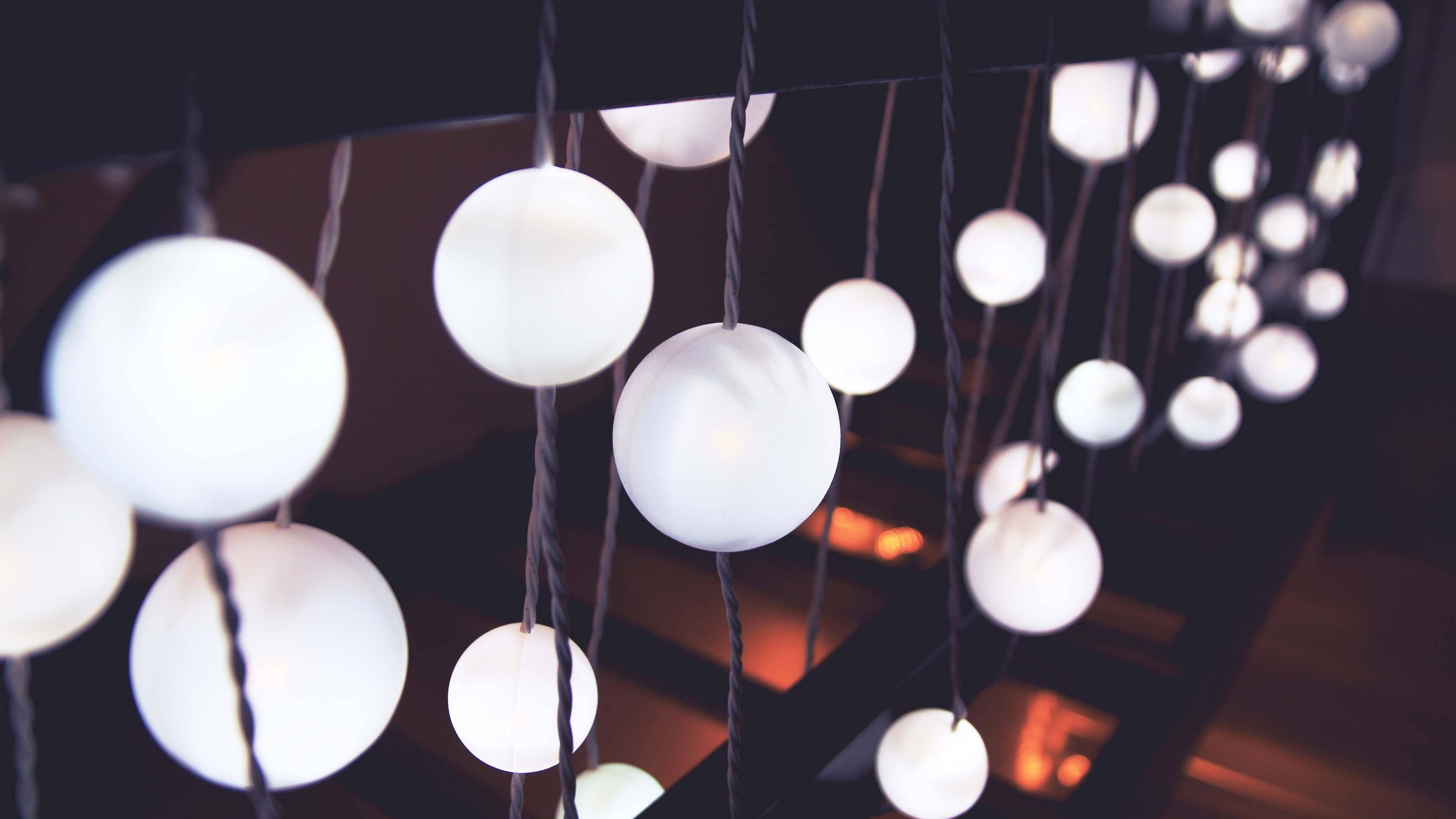 white lit bulbs, HD Light, soft glowing white spherical lights, 4K Desktop Wallpaper