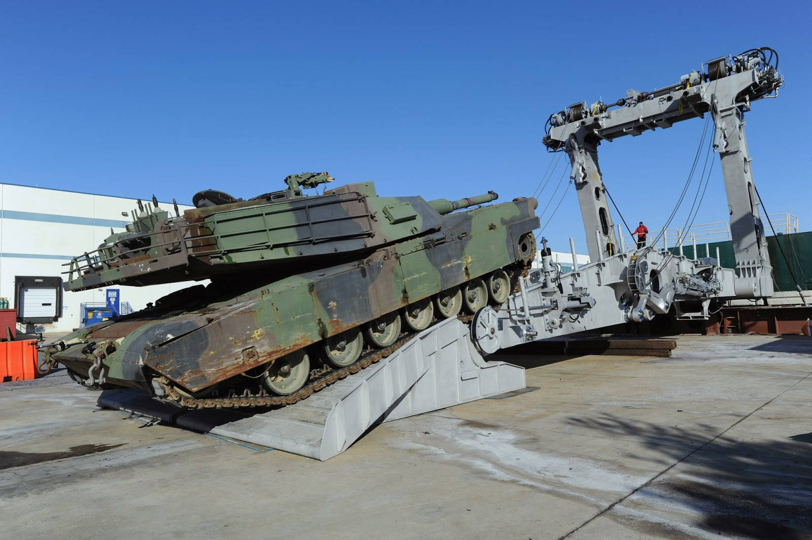 military tank, concrete ramp, industrial crane, HD Desktop Wallpaper
