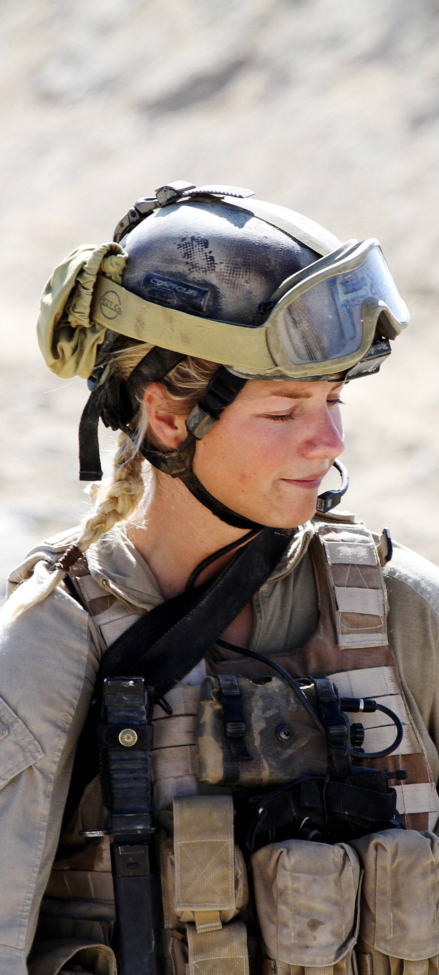 woman soldier, desert camouflage gear, helmet, 2K Phone Wallpaper