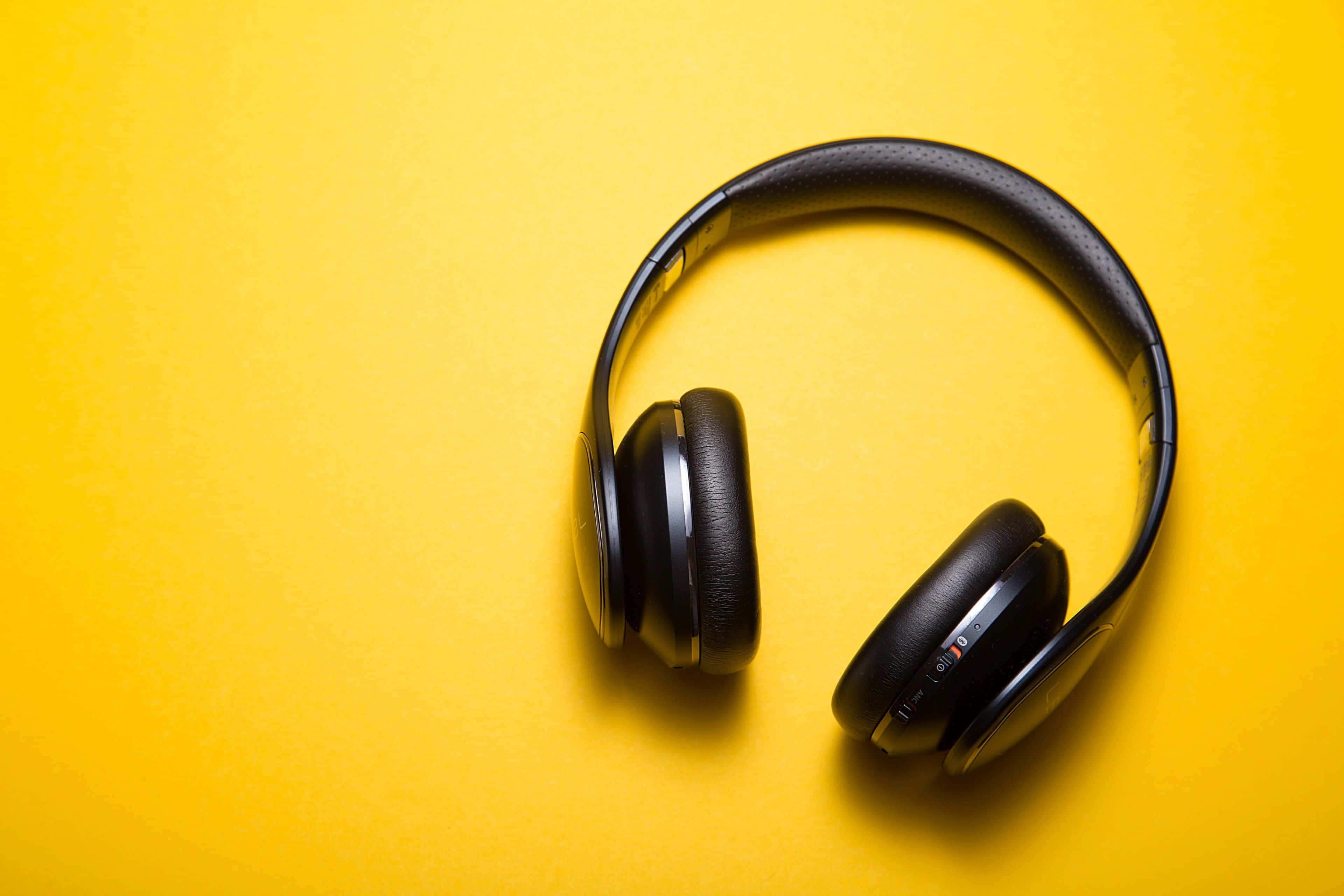 black headphones, yellow background, over-ear headphones, 4K Desktop Wallpaper