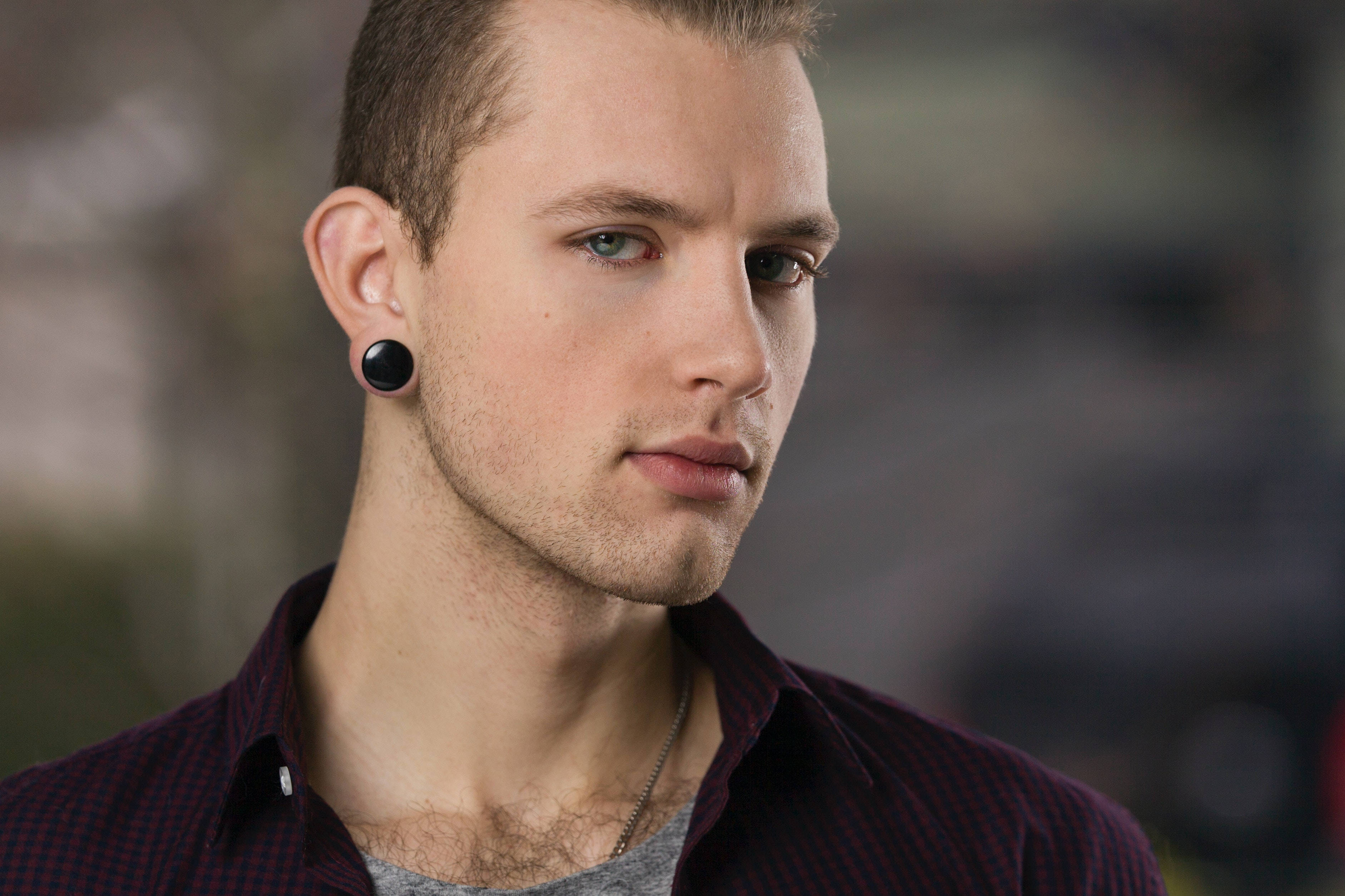 man, earring, black ear gauge, 2K Desktop Wallpaper