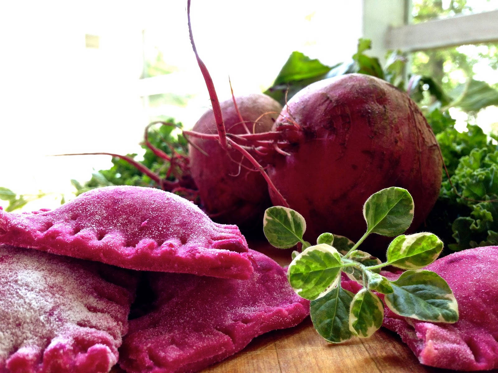 yummy beetroot pastries, vibrant pink beetroot pies, powdered sugar, HD Desktop Wallpaper