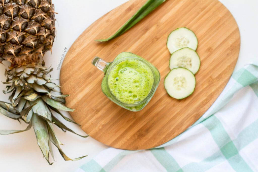 vibrant green smoothie, glass mug, wooden board, SD Desktop Wallpaper
