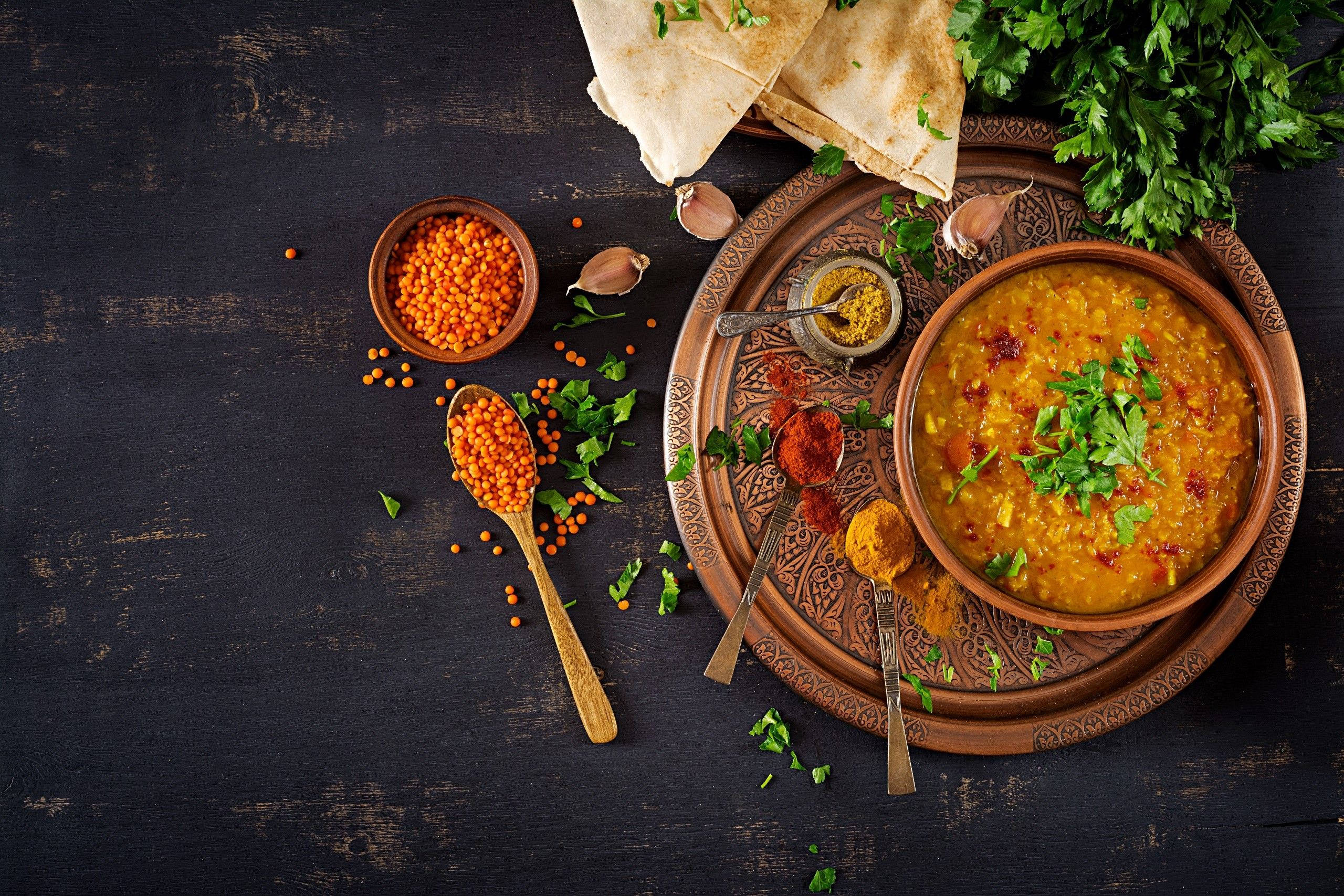 turmeric powder, lentil curry, terracotta bowl, 2K Desktop Wallpaper