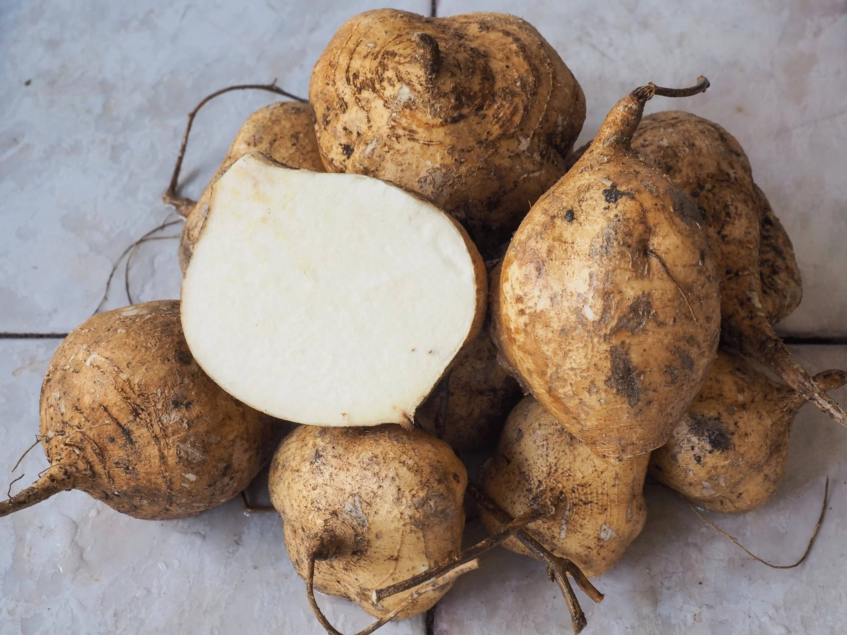 jicama, creamy white interior, rough-skinned yuca roots, 2K Desktop Wallpaper