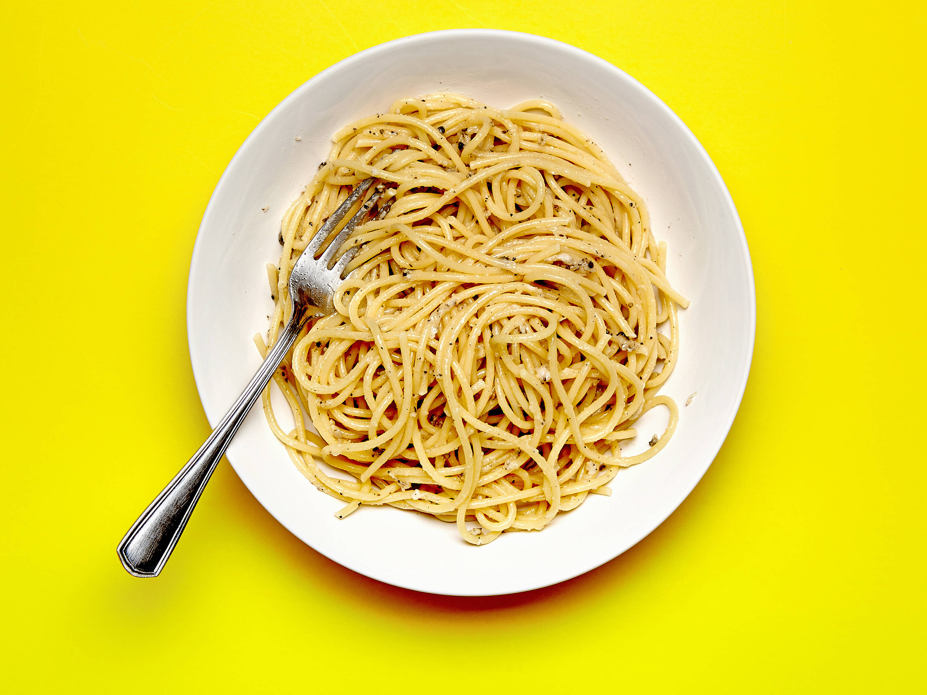 cacio e pepe, white bowl, spaghetti, 2K Desktop Wallpaper