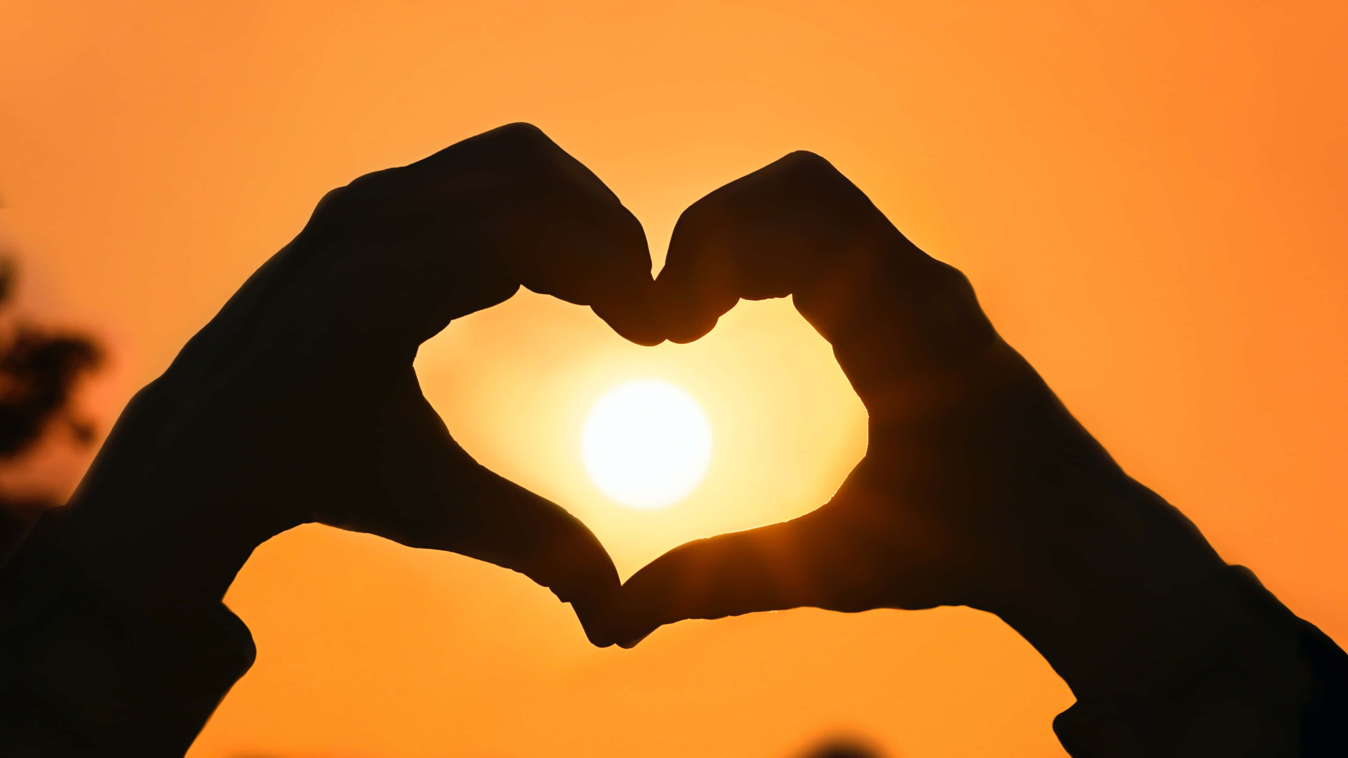 heart silhouette, sunset background, glowing sun, 4K Desktop Wallpaper