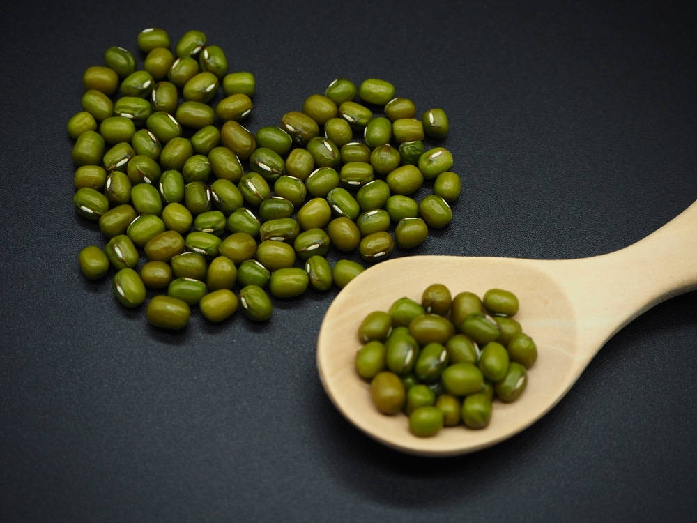 heart shaped mung beans, shiny green mung beans, wooden spoon, SD Desktop Wallpaper