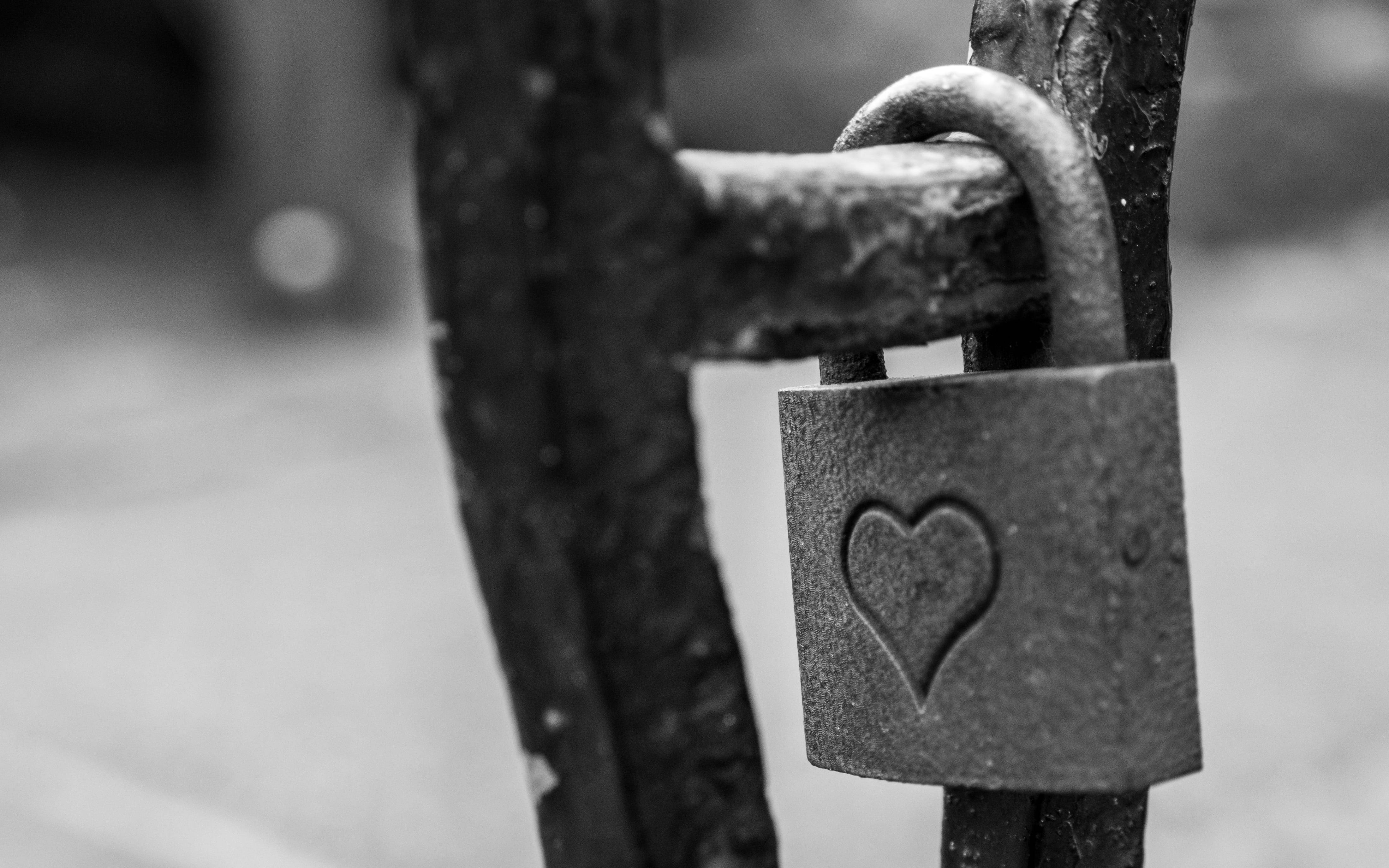 black and white heart padlock, heart engraved, rusty metal gate, 4K Desktop Wallpaper