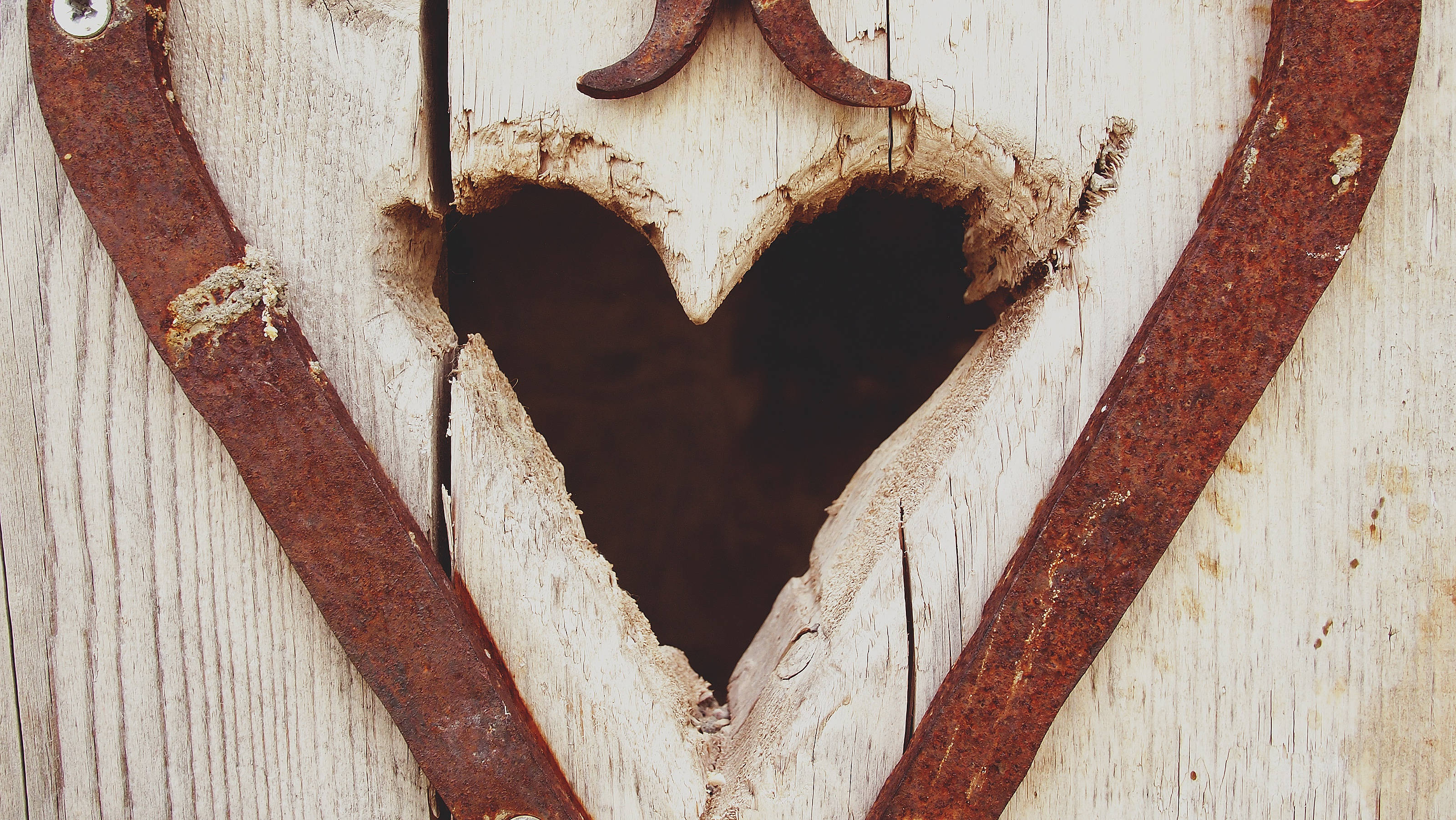 vintage heart, wooden planks, rusted horseshoes, 2K Desktop Wallpaper
