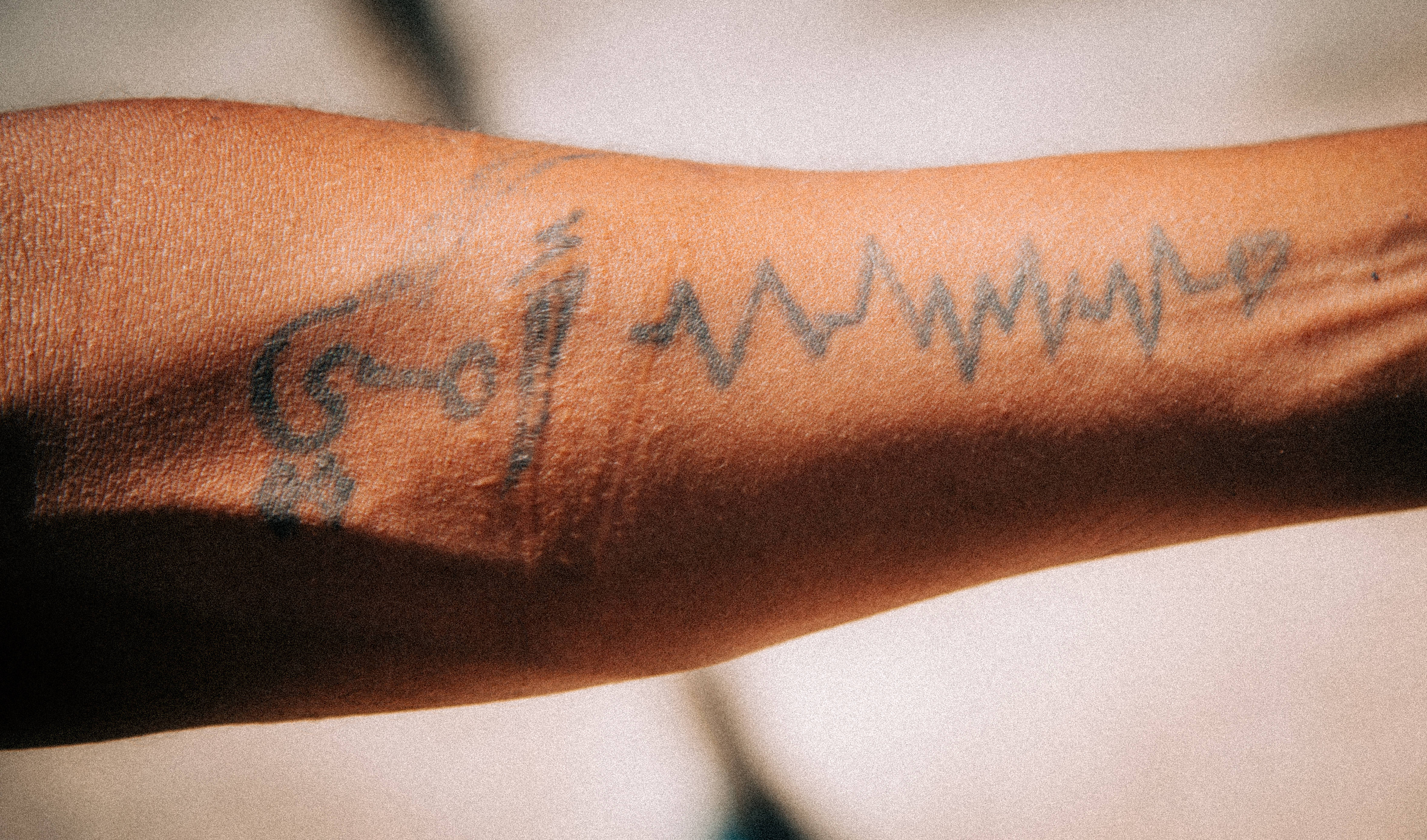 Arabic, heartbeat, tattoo, 4K Desktop Wallpaper