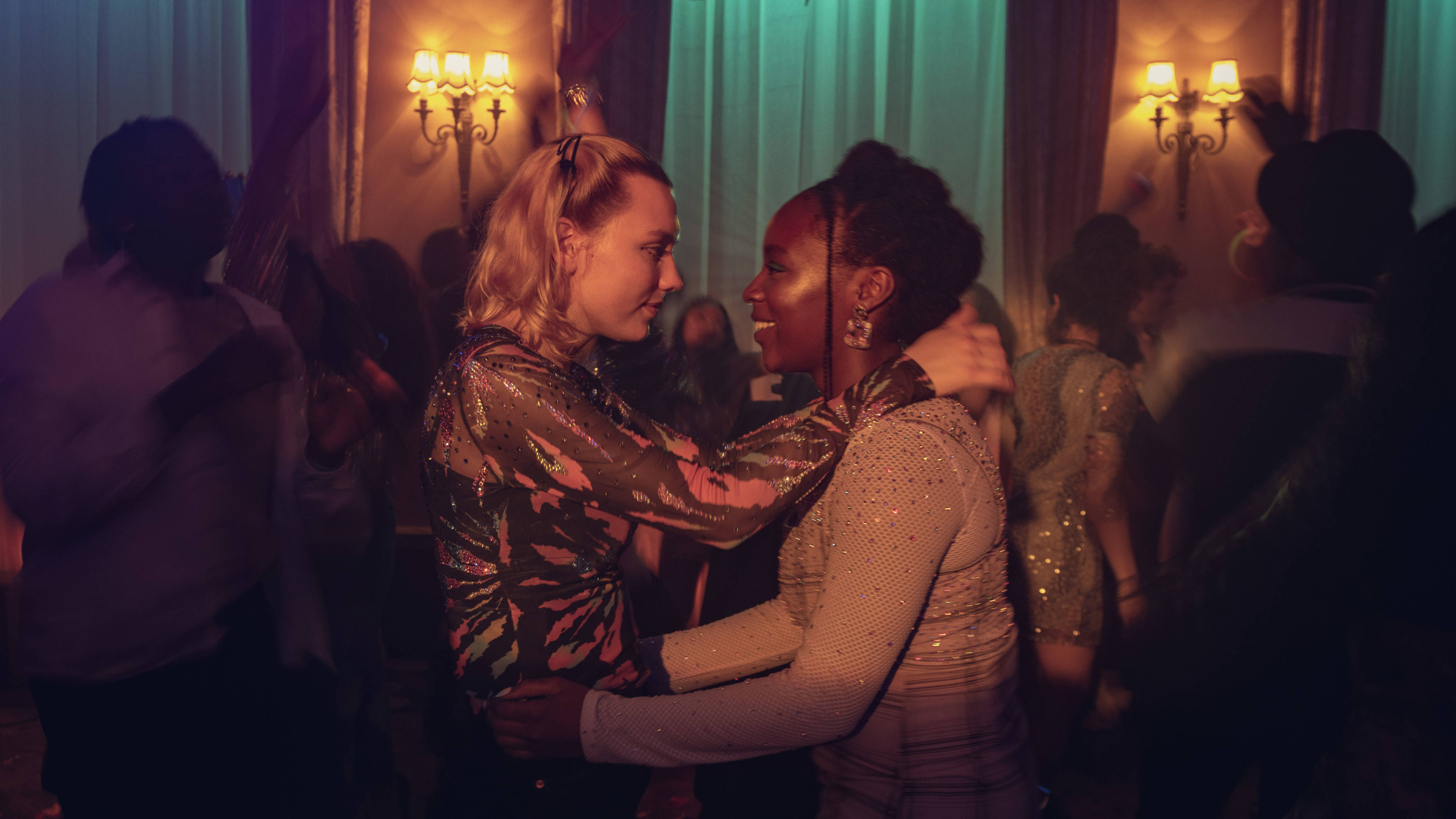 Heartstopper, bisexual couple, glittering dresses, 4K Desktop Wallpaper