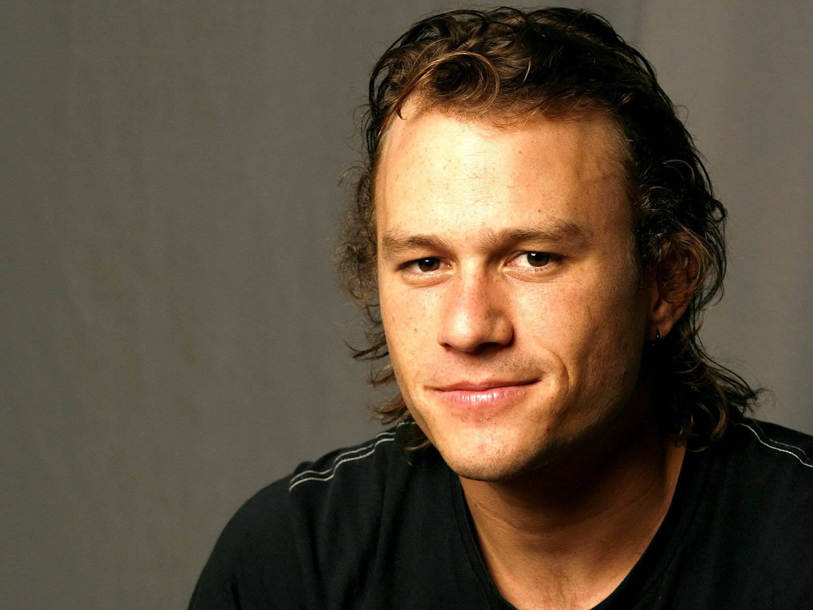 Heath Ledger, wavy brown hair, subtle smile, HD Desktop Wallpaper