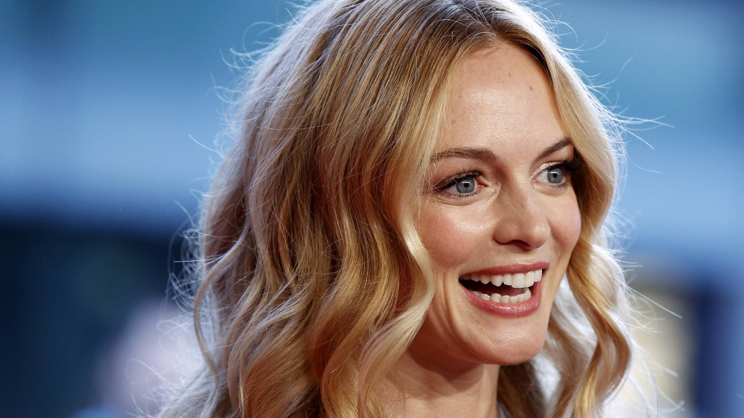 Heather Graham, blonde woman, bright blue eyes, 2K Desktop Wallpaper