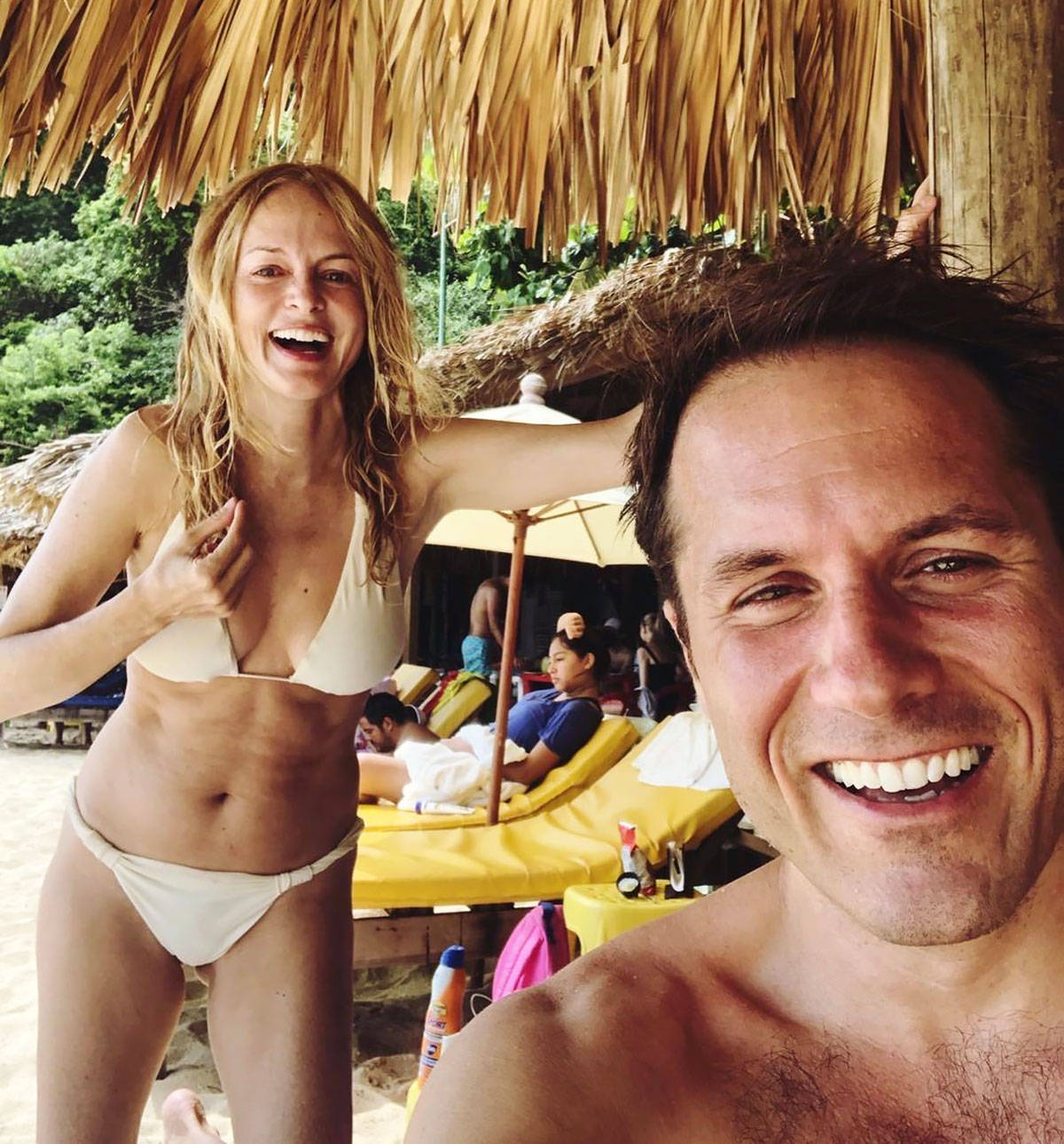 Heather Graham, beachside resort, thatched roof, HD Phone Wallpaper