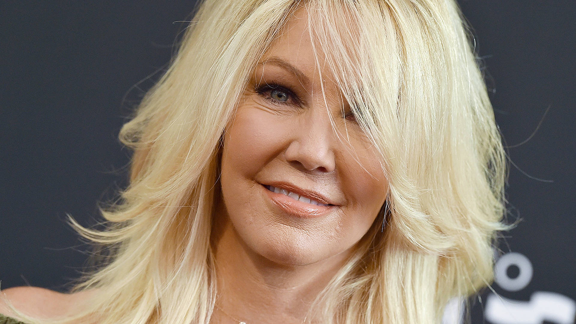 Heather Locklear, voluminous blonde hair, warm smile, Full HD Desktop Wallpaper