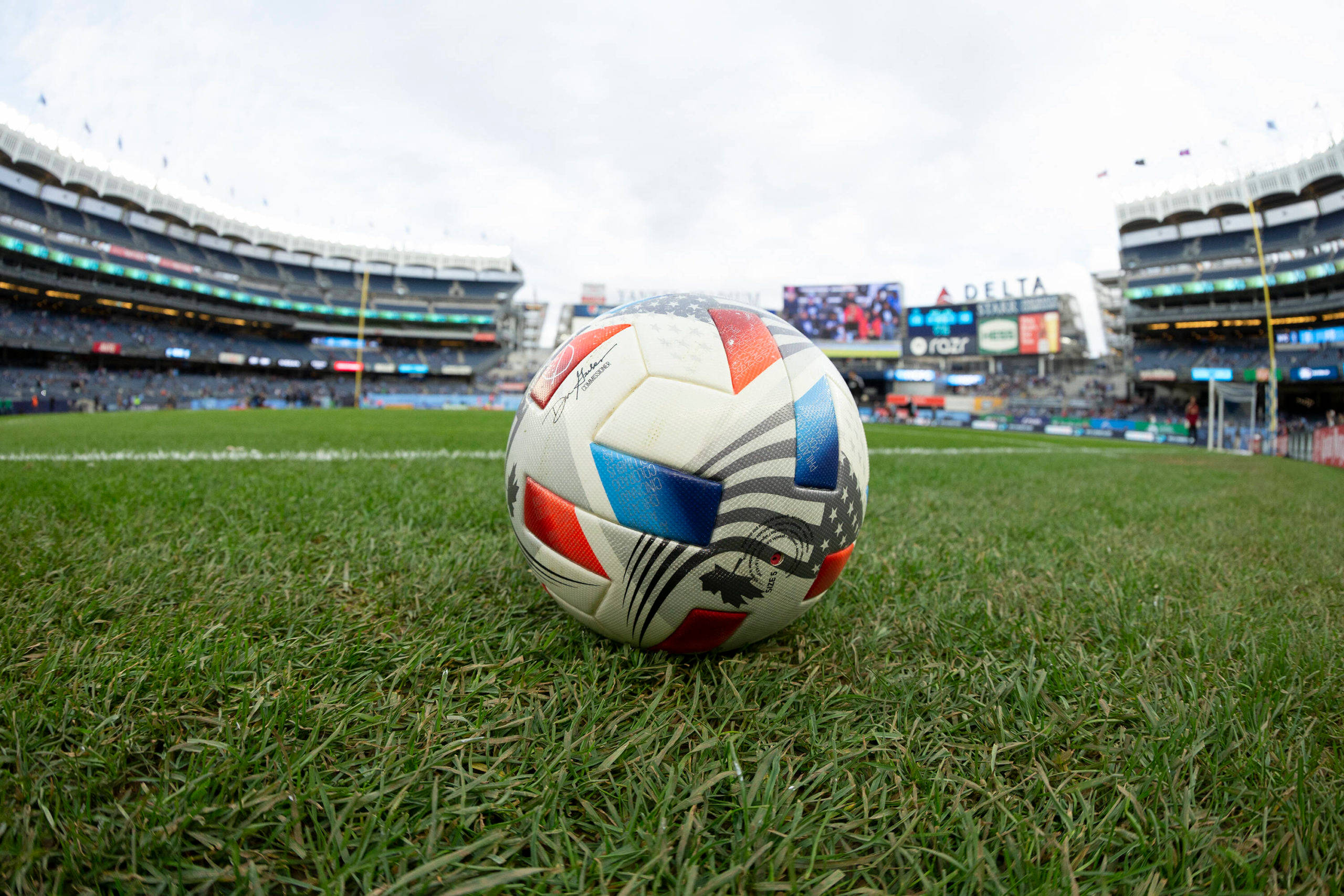 Hector Herrera, red blue and black graphics, vibrant green grass, 2K Desktop Wallpaper