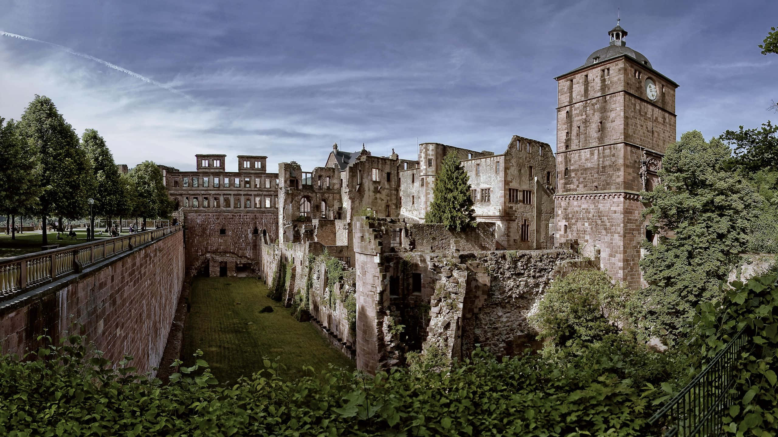 Heidelberg Castle, gray clouds, ivy-covered walls, 2K Desktop Wallpaper