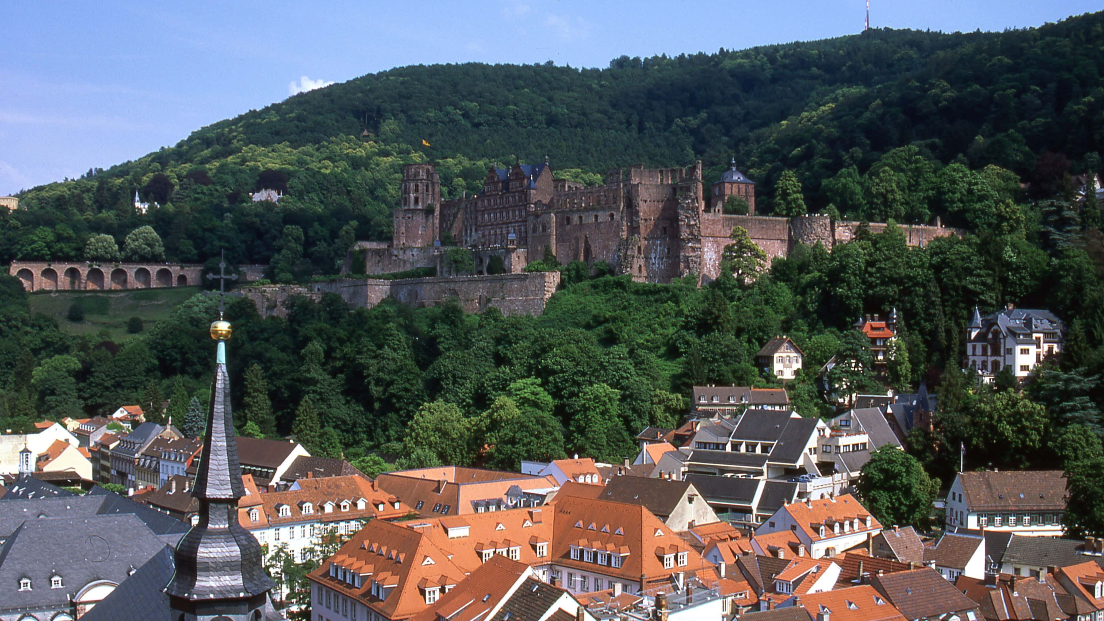 Heidelberg Castle, lush green hill, town with red-tiled roofs, 4K Desktop Wallpaper