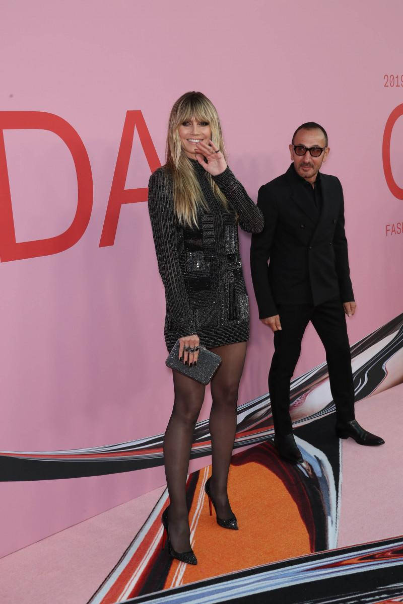 Heidi Klum, all-black outfit, sparkling black dress, SD Phone Wallpaper