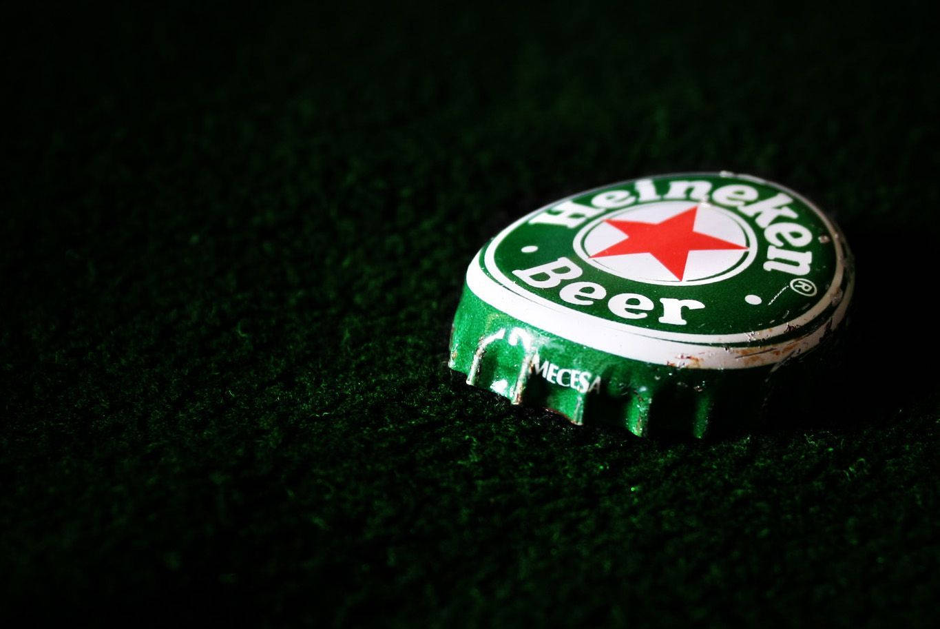 Heineken, lager beer, dented bottle cap, HD Desktop Wallpaper