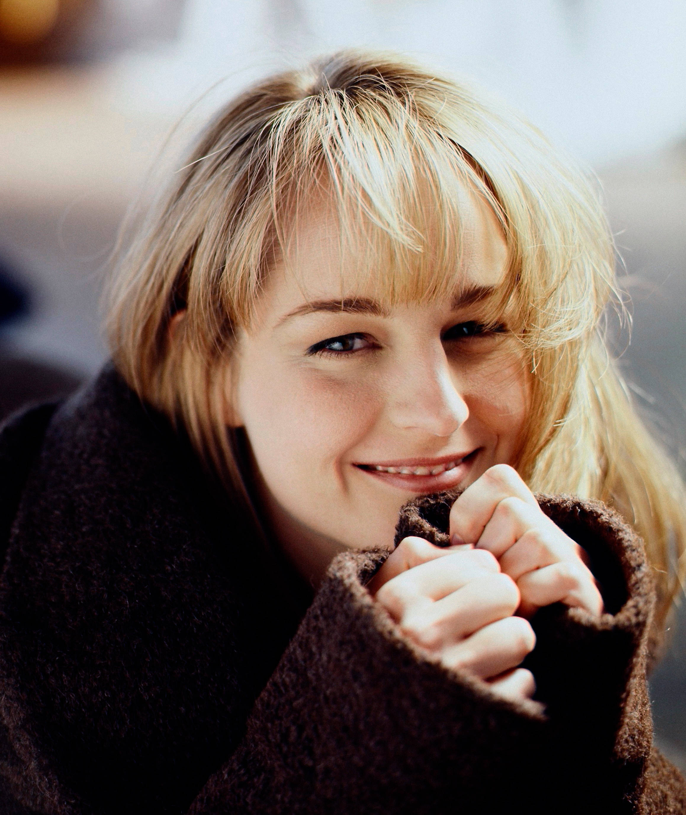 Helen Hunt, blonde hair, dark brown coat, 2K Phone Wallpaper