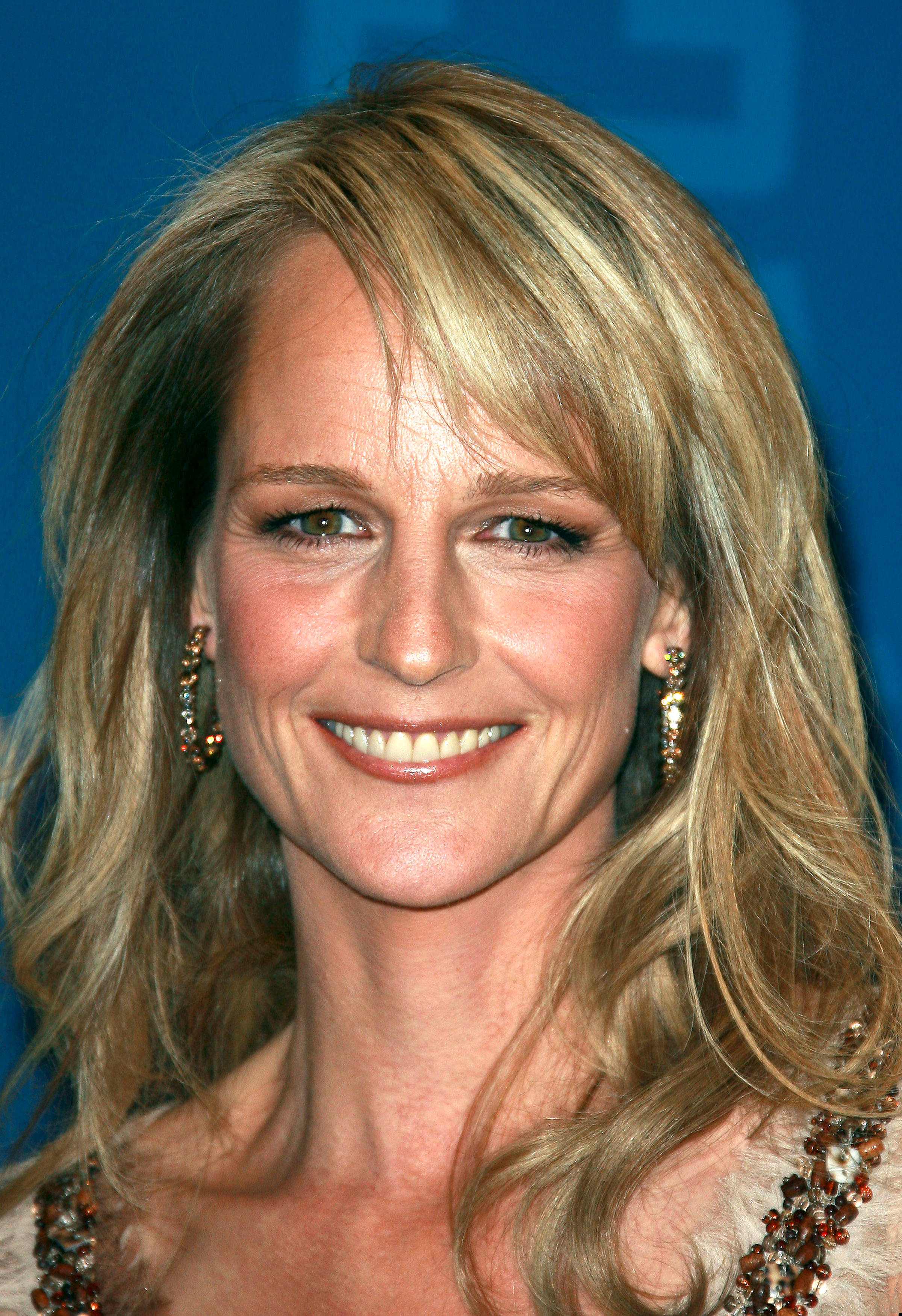 Helen Hunt, blonde hair, beaded earrings, 2K Phone Wallpaper