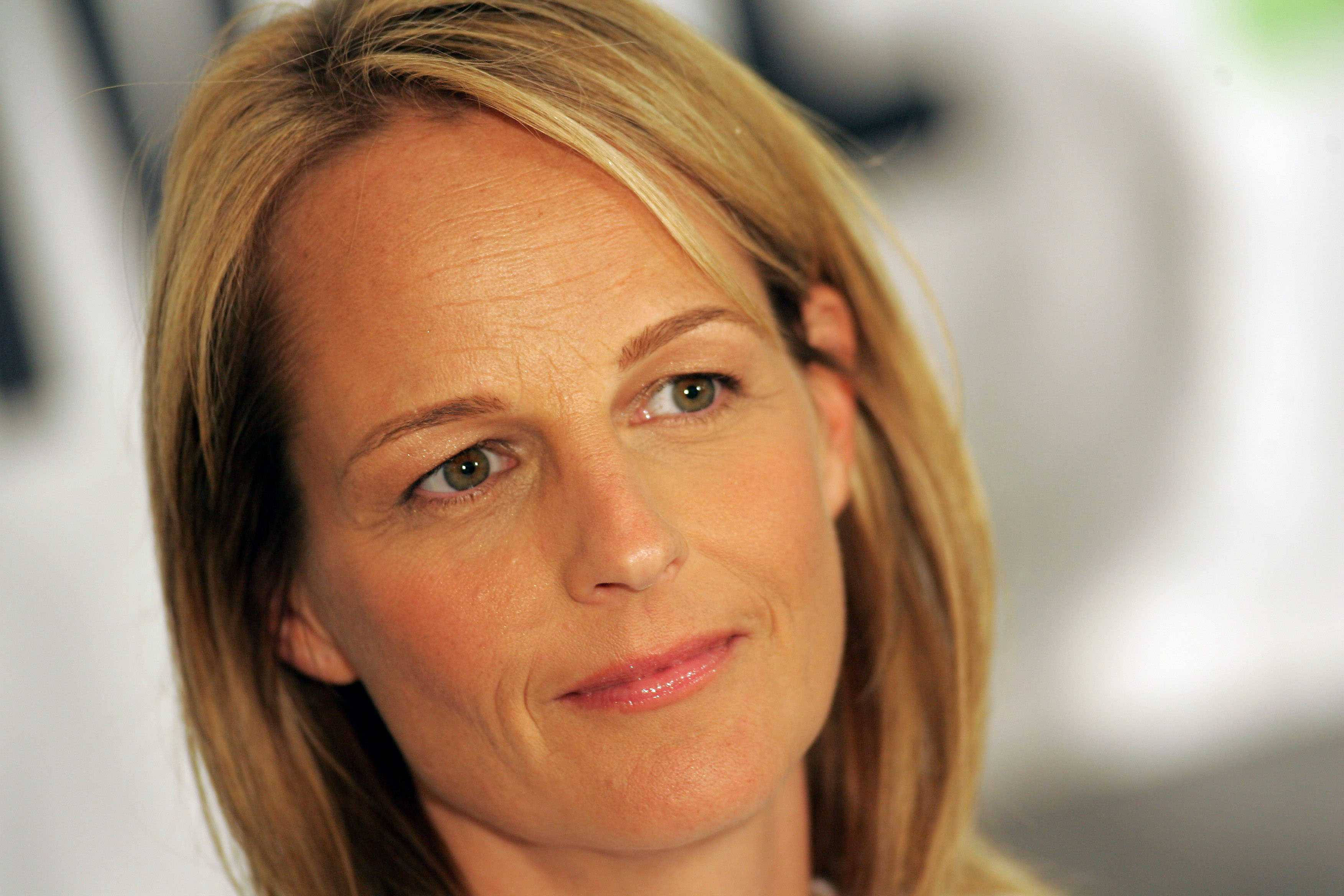 Helen Hunt, blonde hair, gentle smile, 2K Desktop Wallpaper