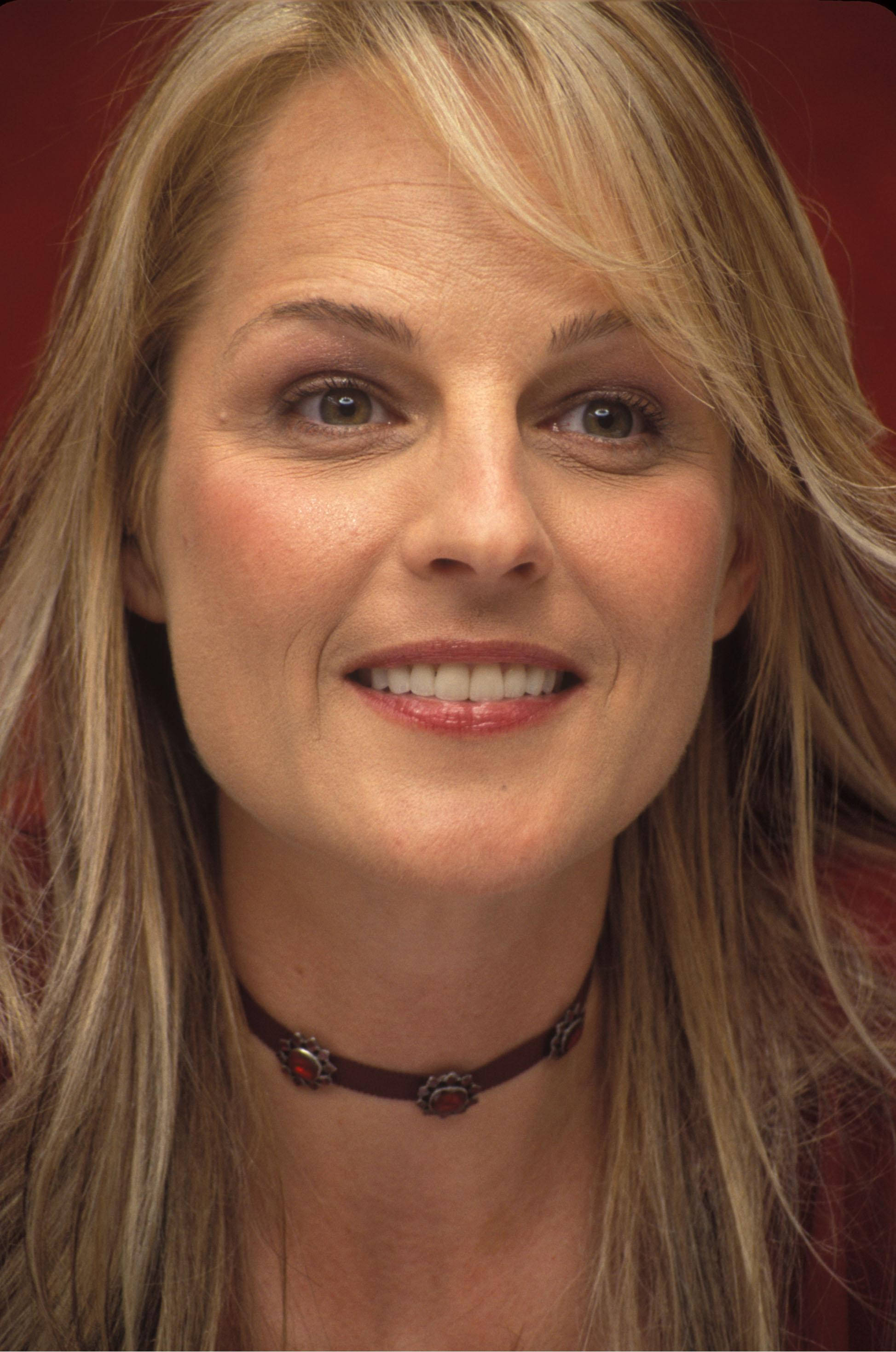 Helen Hunt, blonde hair, red choker, 2K Phone Wallpaper