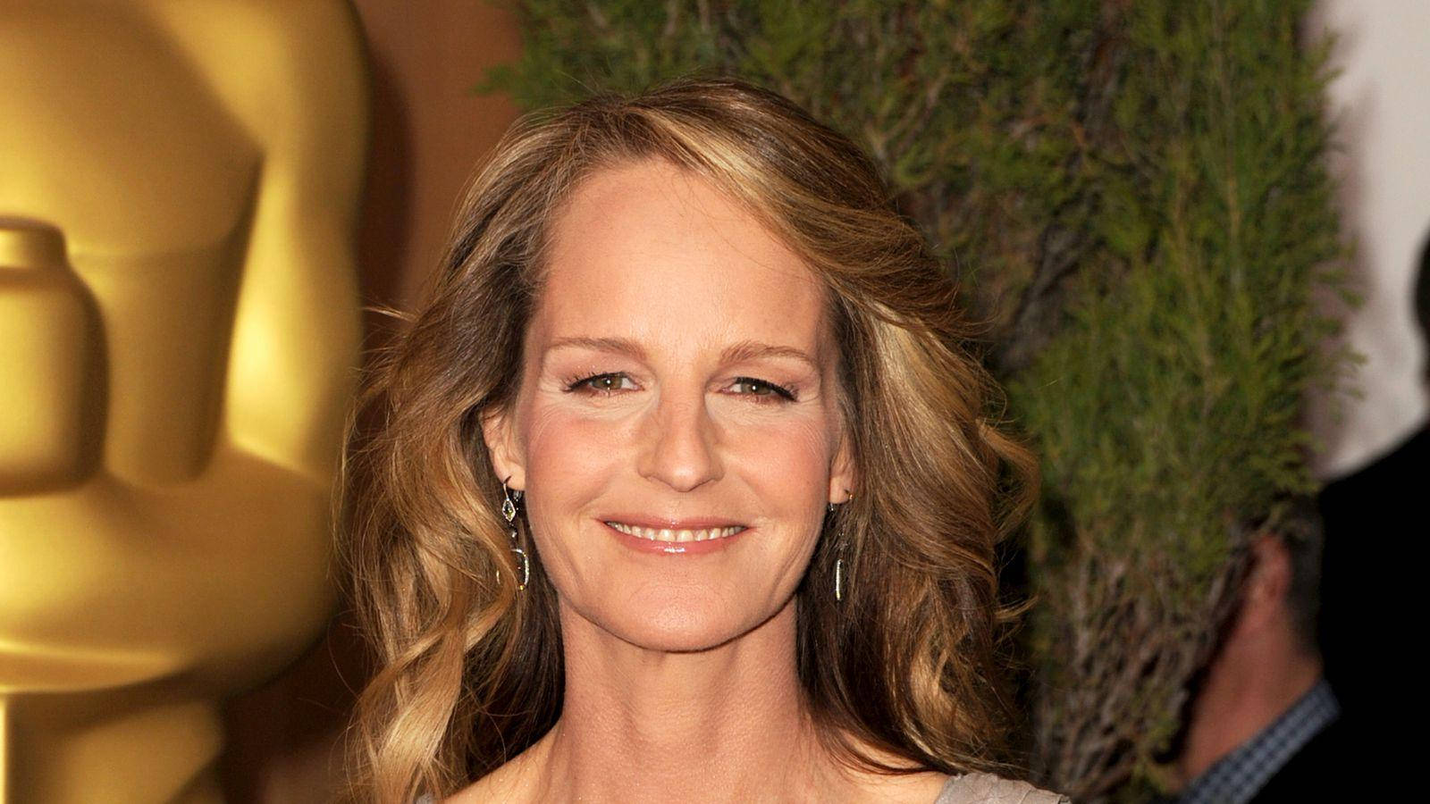 Helen Hunt, golden Oscar statue, green foliage, HD Desktop Wallpaper
