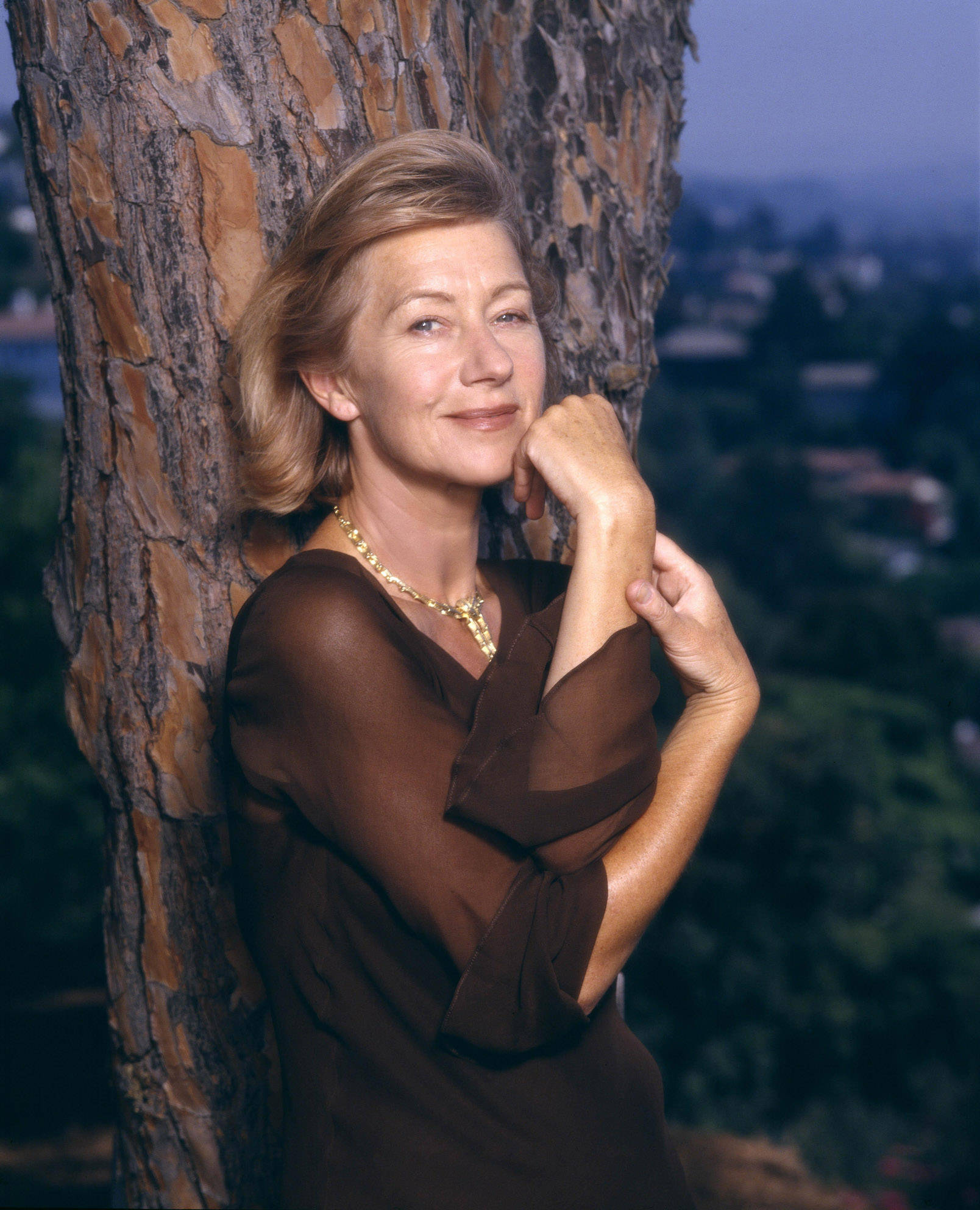 Helen Mirren, brown dress, textured tree trunk, Full HD Phone Wallpaper